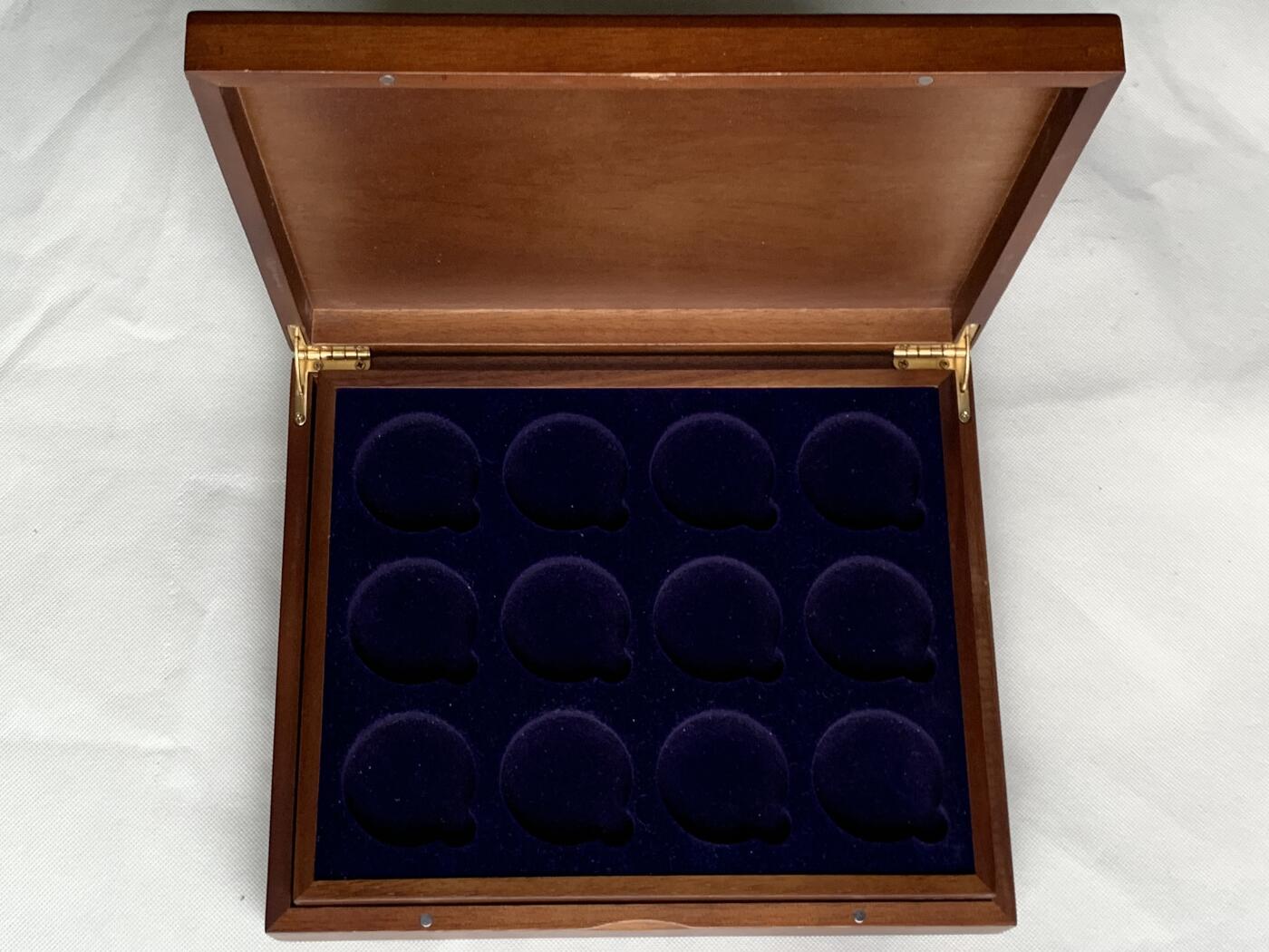 《竞宝斋》第481场 周日，周一 2场连拍 （全场包邮）20级店铺 欢迎送拍 老钱庄木质钱币收纳盒，内含两个托盘，内径约52mm，恰好可放水晶圆盒，总计可放24枚。外尺寸长约288mm，宽约240mm，厚约58mm。细节见图