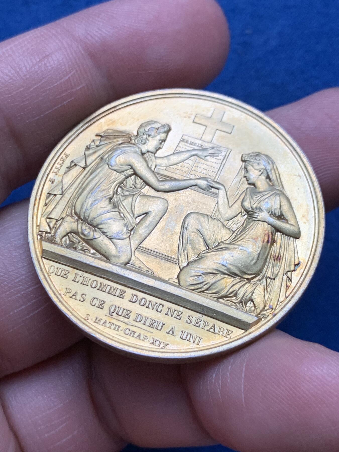 《竞宝斋》第481场 周日，周一 2场连拍 （全场包邮）20级店铺 欢迎送拍 1854年法国主题婚礼纪念镀金银章，刻画精细，保存很好。直径：38.8mm，重：24.88g，手指银标。