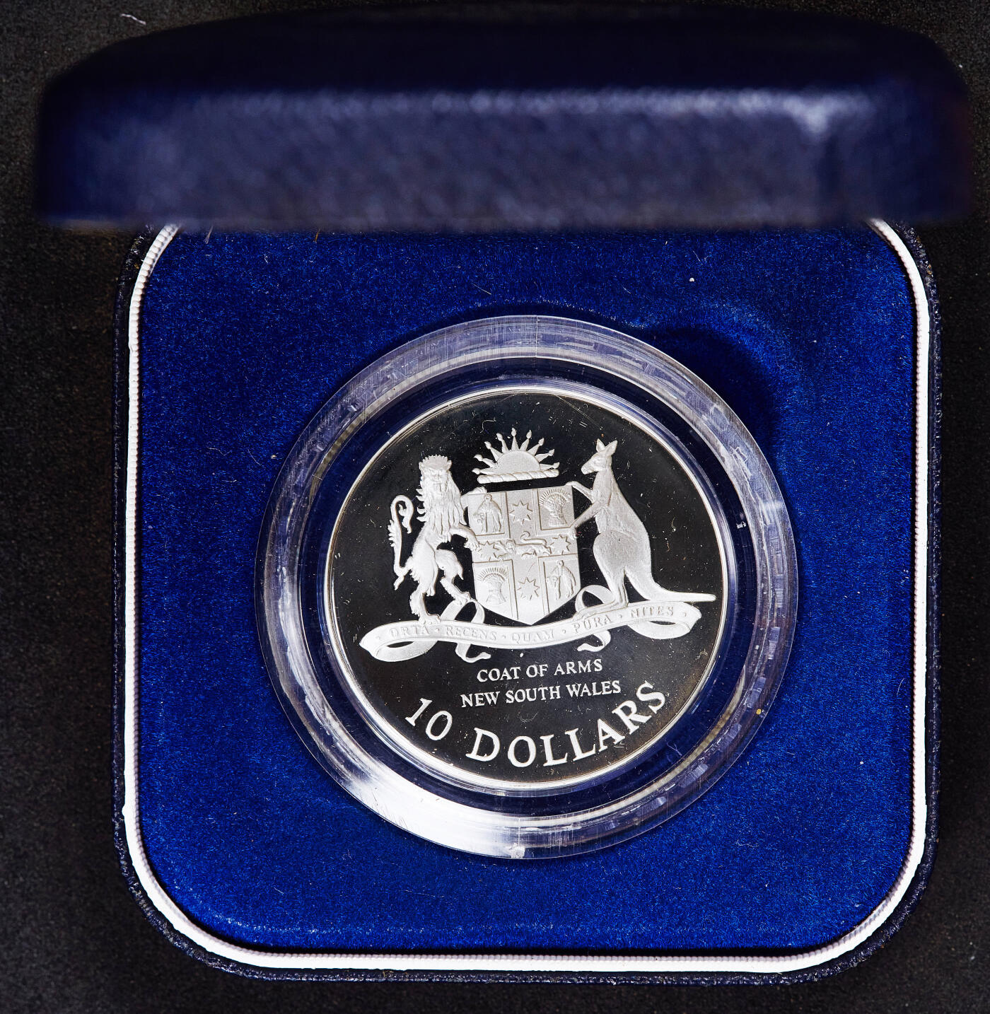 【俄甄集藏】满园春色-2026年(051)04-22星期三 晚 19:30 全场包邮 澳大利亚1987年行政区系列-新南威尔士州10元精制银币，原盒，重20克，925银，发行量50500枚