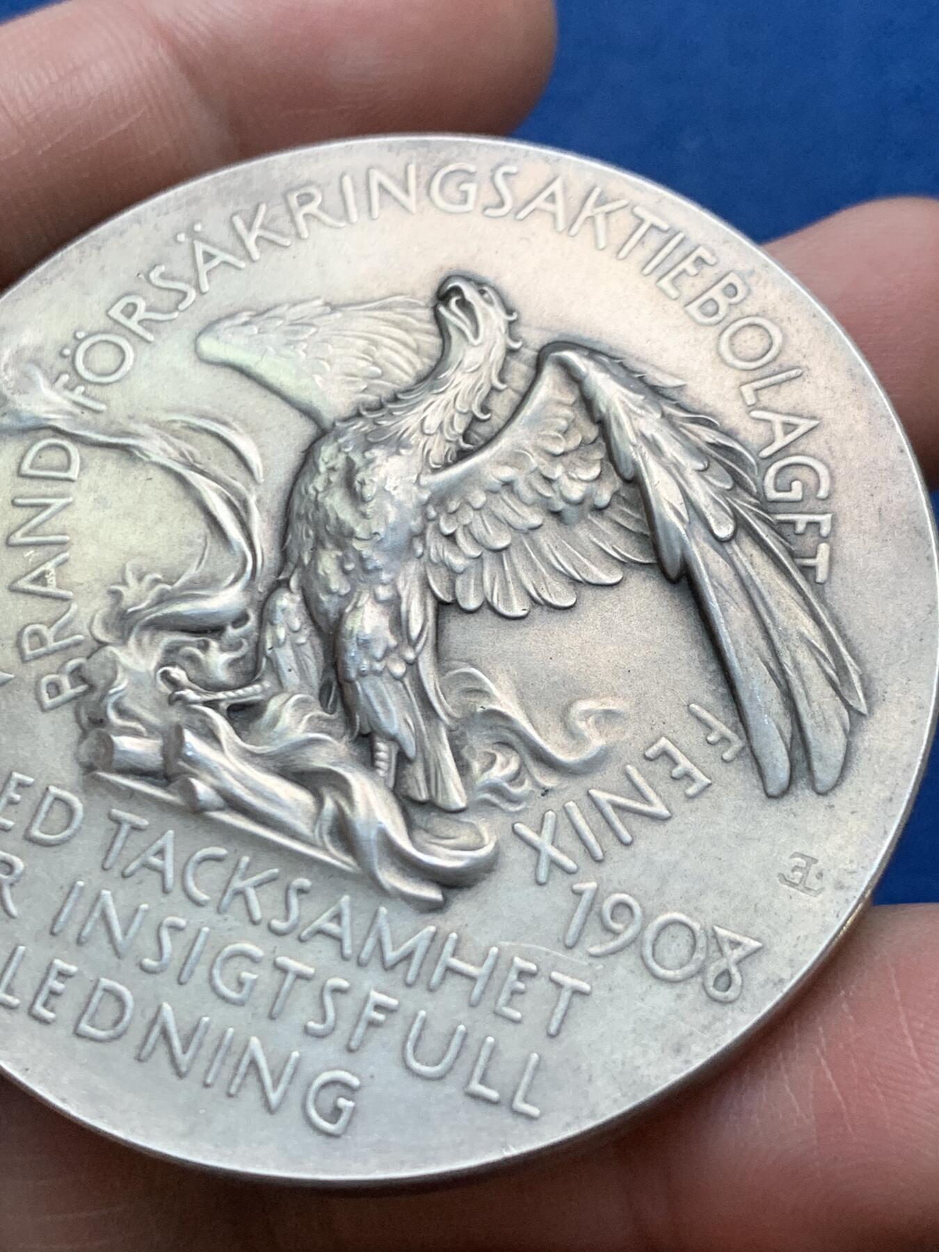 《竞宝斋》第481场 周日，周一 2场连拍 （全场包邮）20级店铺 欢迎送拍 1908年瑞典火灾保险公司董事桑姆森就职20周年大银章，经典霸气火凤凰图案，瑞典银章中名誉品。桑姆森大师林德伯格Lindberge1908年作品，直径56mm，重量100.1克，设计精美，分量够足，越来越少见的精品银章。