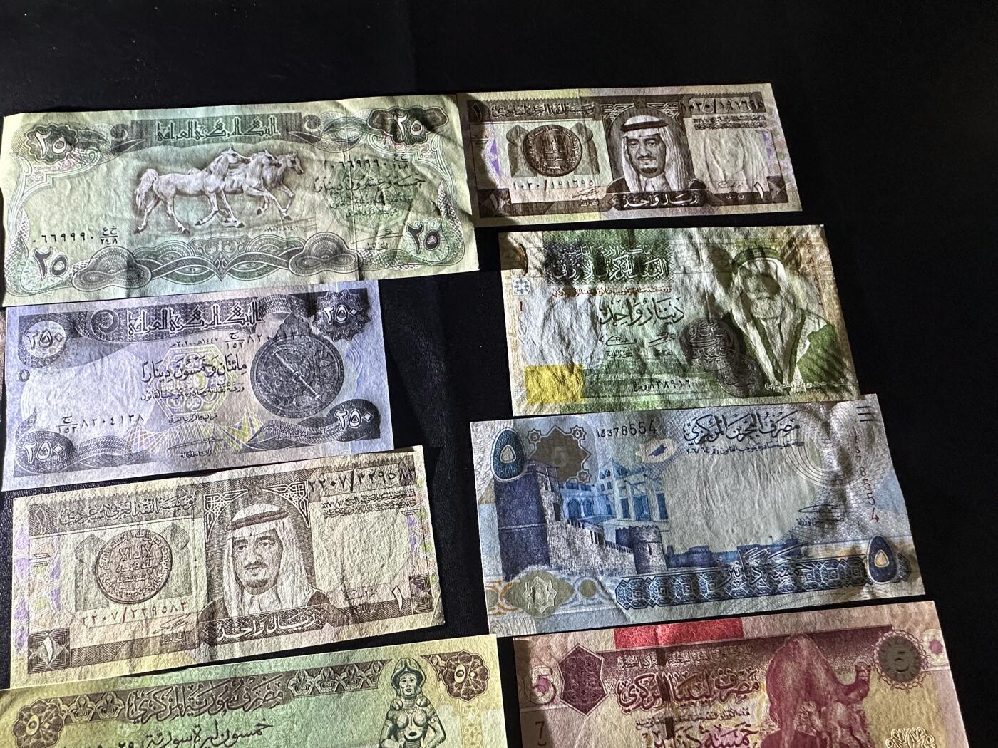 《外钞收藏家》第六百二十八期（精品百拍场）（长期征集拍品、欢迎藏友们联系合作） 埃及、巴林、卡塔尔等15张一起 大部分全新 有几张有折