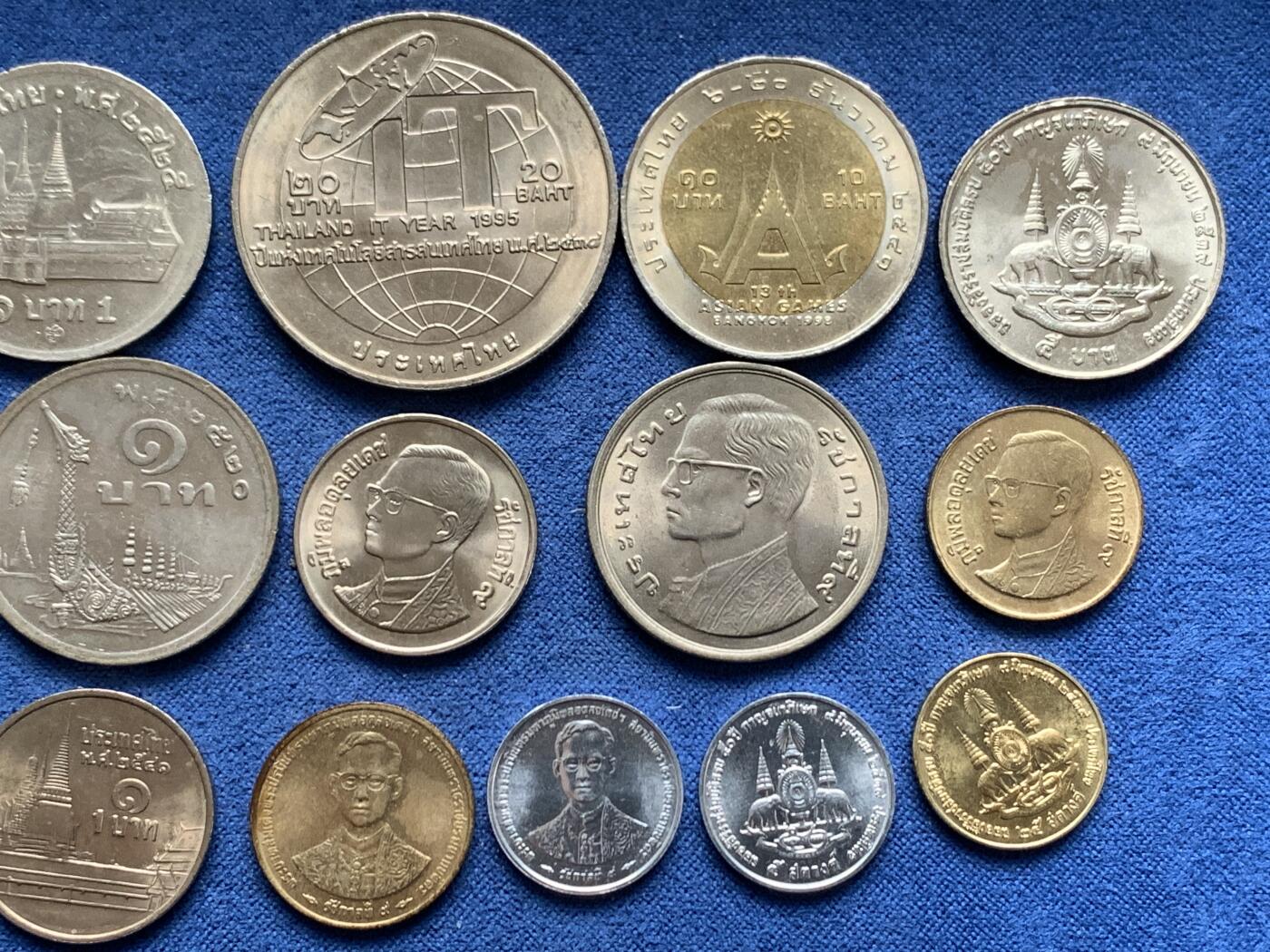 《竞宝斋》第481场 周日，周一 2场连拍 （全场包邮）20级店铺 欢迎送拍 19枚一组 泰国硬币 最大一枚20铢为信息技术年纪念币 两枚10铢双色币分别为1998年曼谷亚运会纪念币和1995年FAO纪念币 品相如图