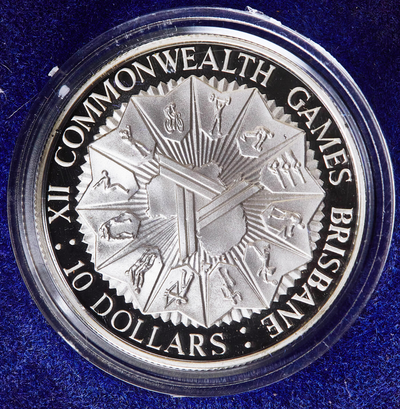 【俄甄集藏】满园春色-2026年(051)04-22星期三 晚 19:30 全场包邮 澳大利亚1982年纪念第12届英联邦运动会召开10元精制银币，原盒证，重20克，925银，发行量85142枚