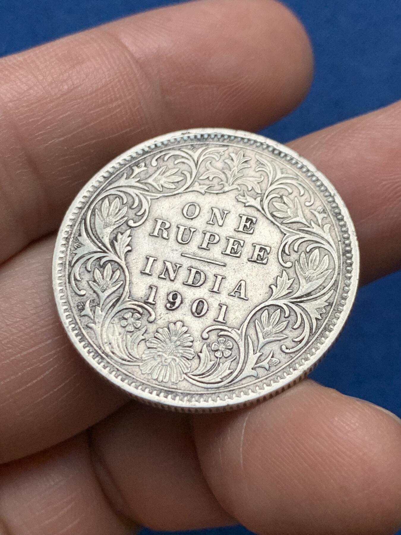 《竞宝斋》第481场 周日，周一 2场连拍 （全场包邮）20级店铺 欢迎送拍 英属印度1901年维多利亚一卢比银币