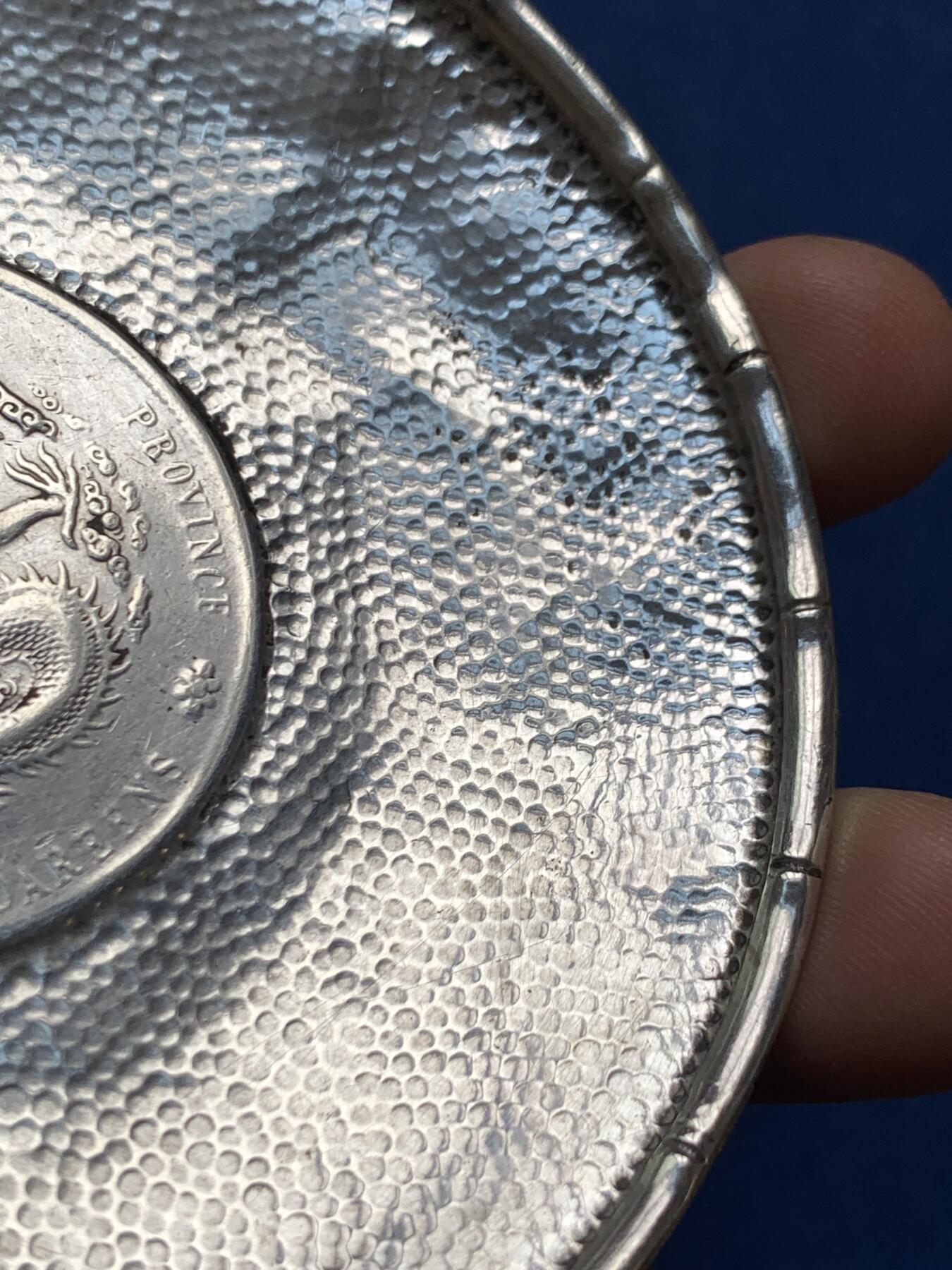 《竞宝斋》第481场 周日，周一 2场连拍 （全场包邮）20级店铺 欢迎送拍 银碟一个 带使用痕迹，直接约98mm，54.5克。带点测光谱仪数据（只代表相应点位的金属含量）