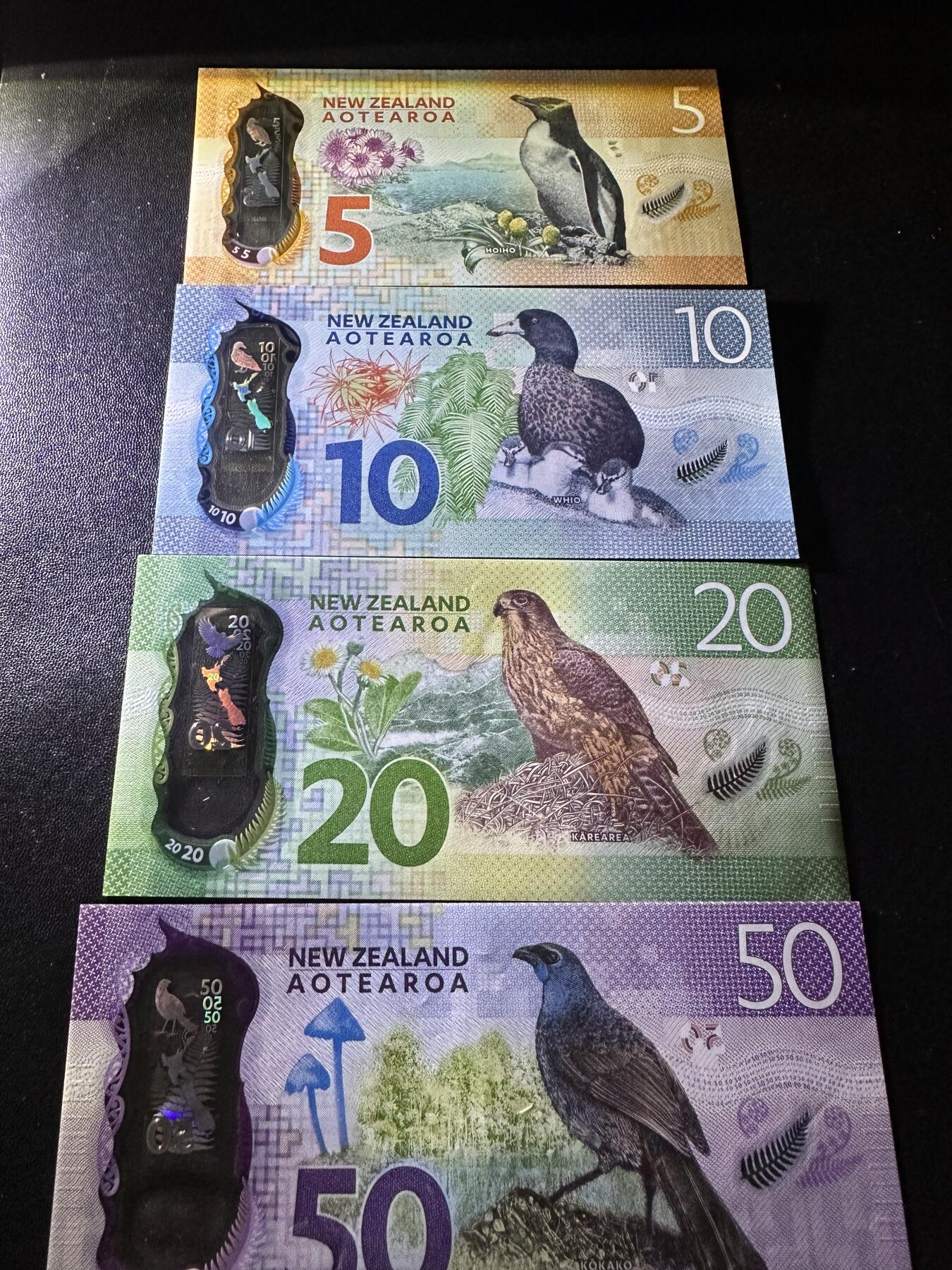 《外钞收藏家》第六百二十八期（精品百拍场）（长期征集拍品、欢迎藏友们联系合作） 新西兰明亮版5-100元 五张一起 全新到有一些轻微压印 如图