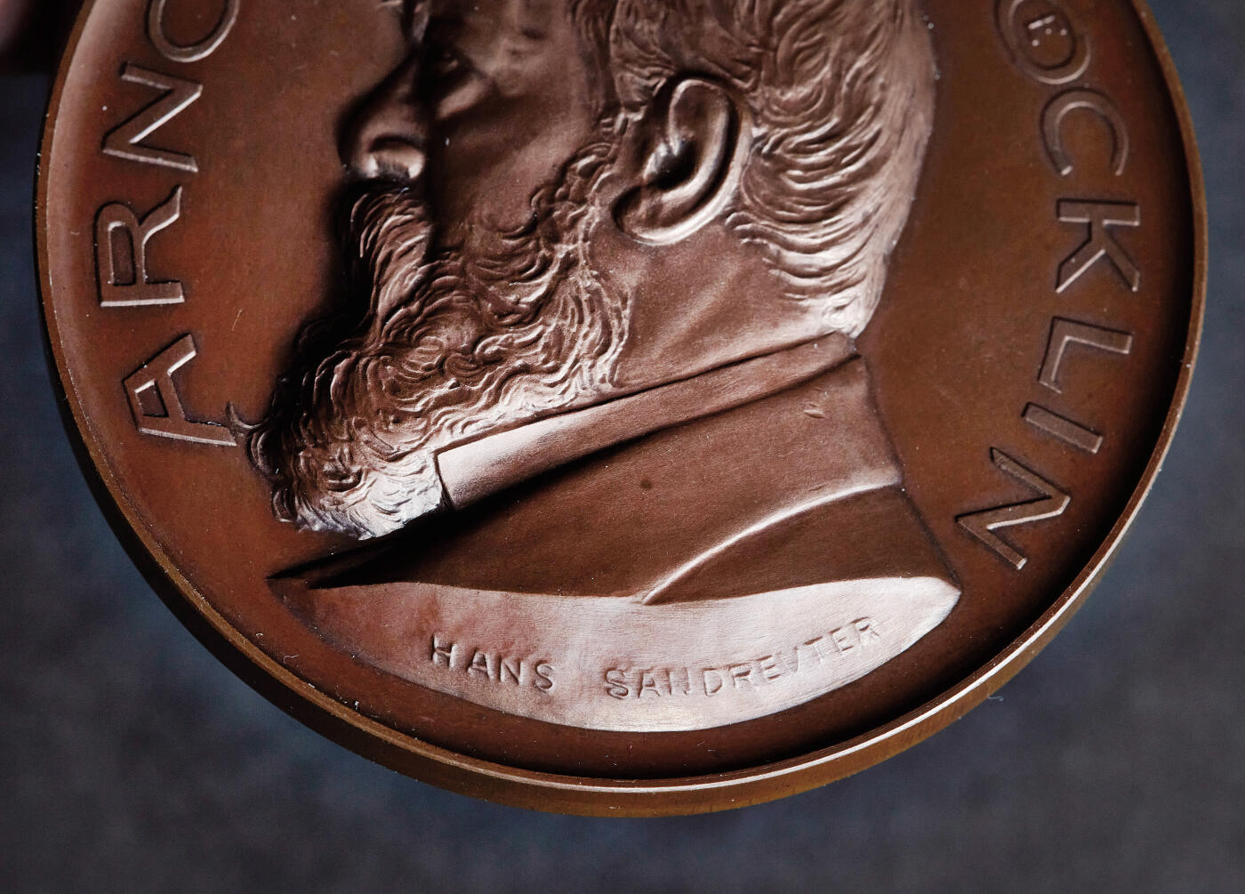 【俄甄集藏】满园春色-2026年(051)04-22星期三 晚 19:30 全场包邮 瑞士1897年纪念画家阿诺德·伯克林70寿辰大铜章，高浮雕，巧克力包浆，艺术家汉斯·桑德洛伊特作品，直径：70mm，重量：182.6克