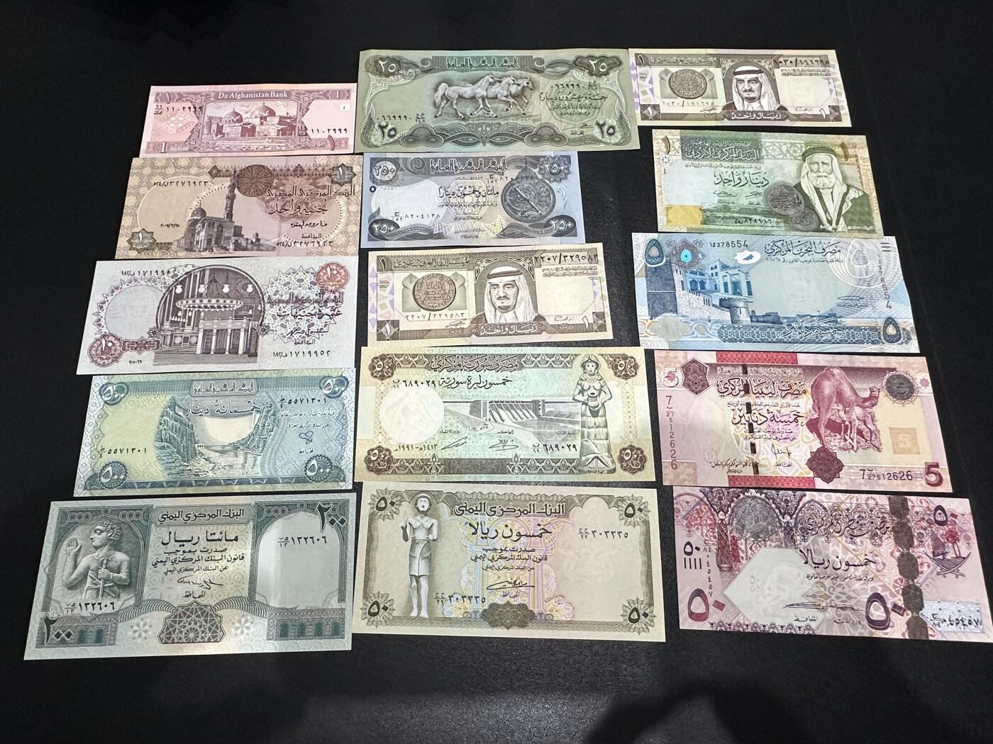 《外钞收藏家》第六百二十八期（精品百拍场）（长期征集拍品、欢迎藏友们联系合作） 埃及、巴林、卡塔尔等15张一起 大部分全新 有几张有折