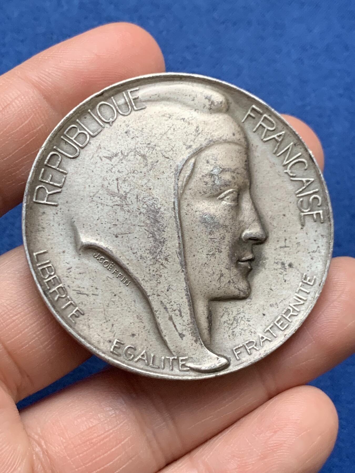 《竞宝斋》第481场 周日，周一 2场连拍 （全场包邮）20级店铺 欢迎送拍 两枚一组 玛丽安娜女神铜章 41mm/49.5mm 总重110.5克