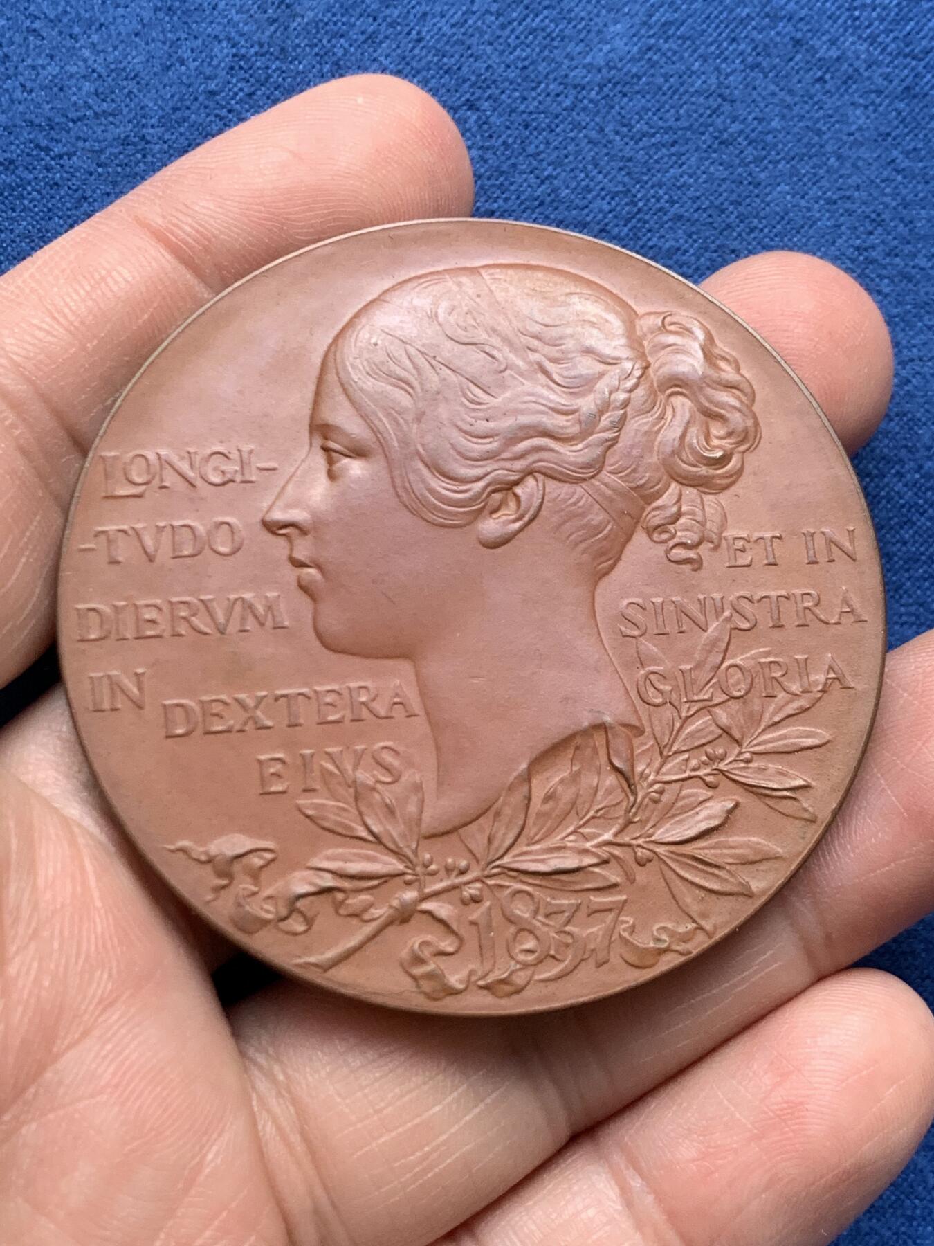 《竞宝斋》第481场 周日，周一 2场连拍 （全场包邮）20级店铺 欢迎送拍 英国1837-1897年维多利亚女王加冕60周年纪念大铜章，带原盒，大尺寸版本，直径55.3mm，重73.1克