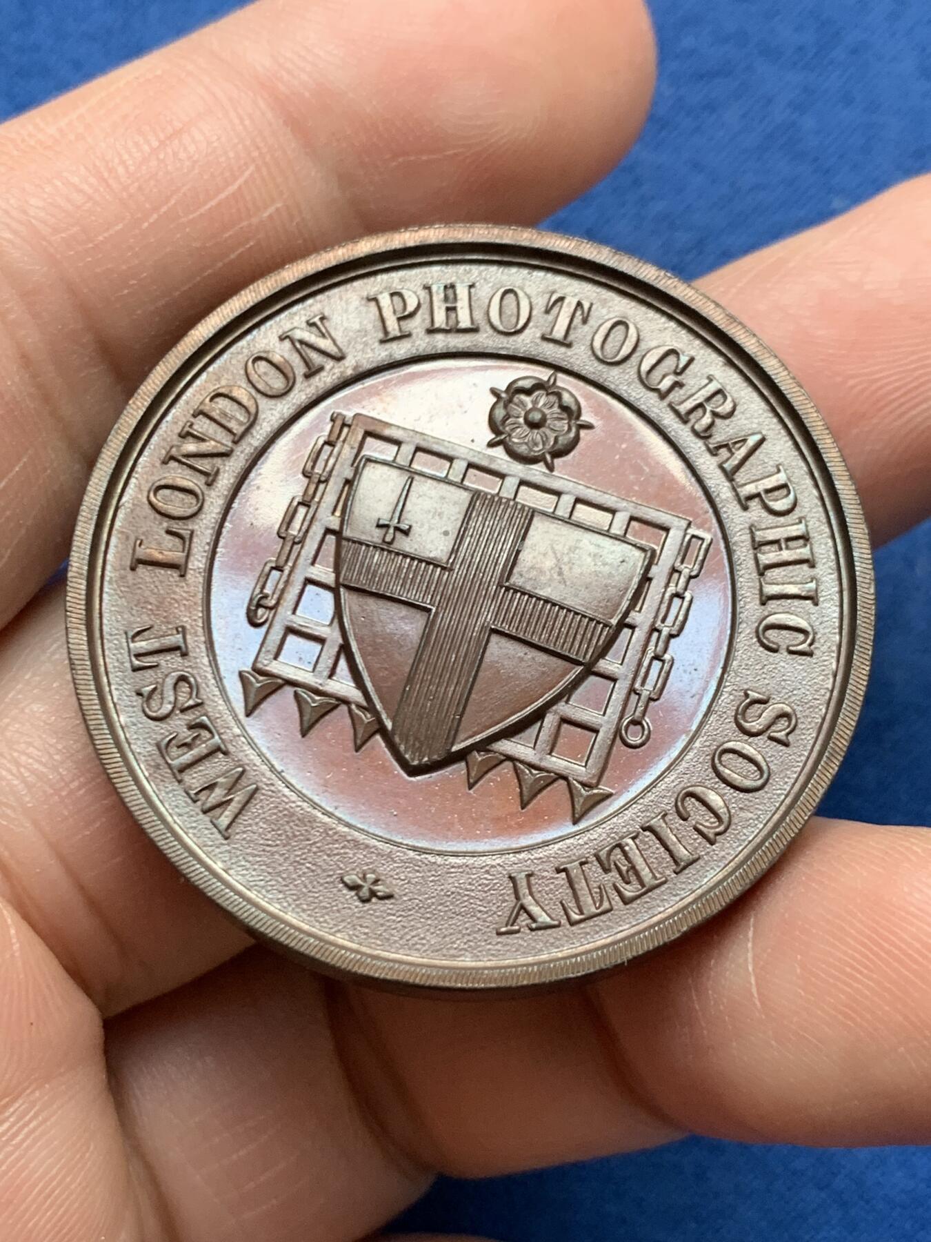 《竞宝斋》第481场 周日，周一 2场连拍 （全场包邮）20级店铺 欢迎送拍 1890伦敦摄影展纪念铜章 28.5克 39.2mm