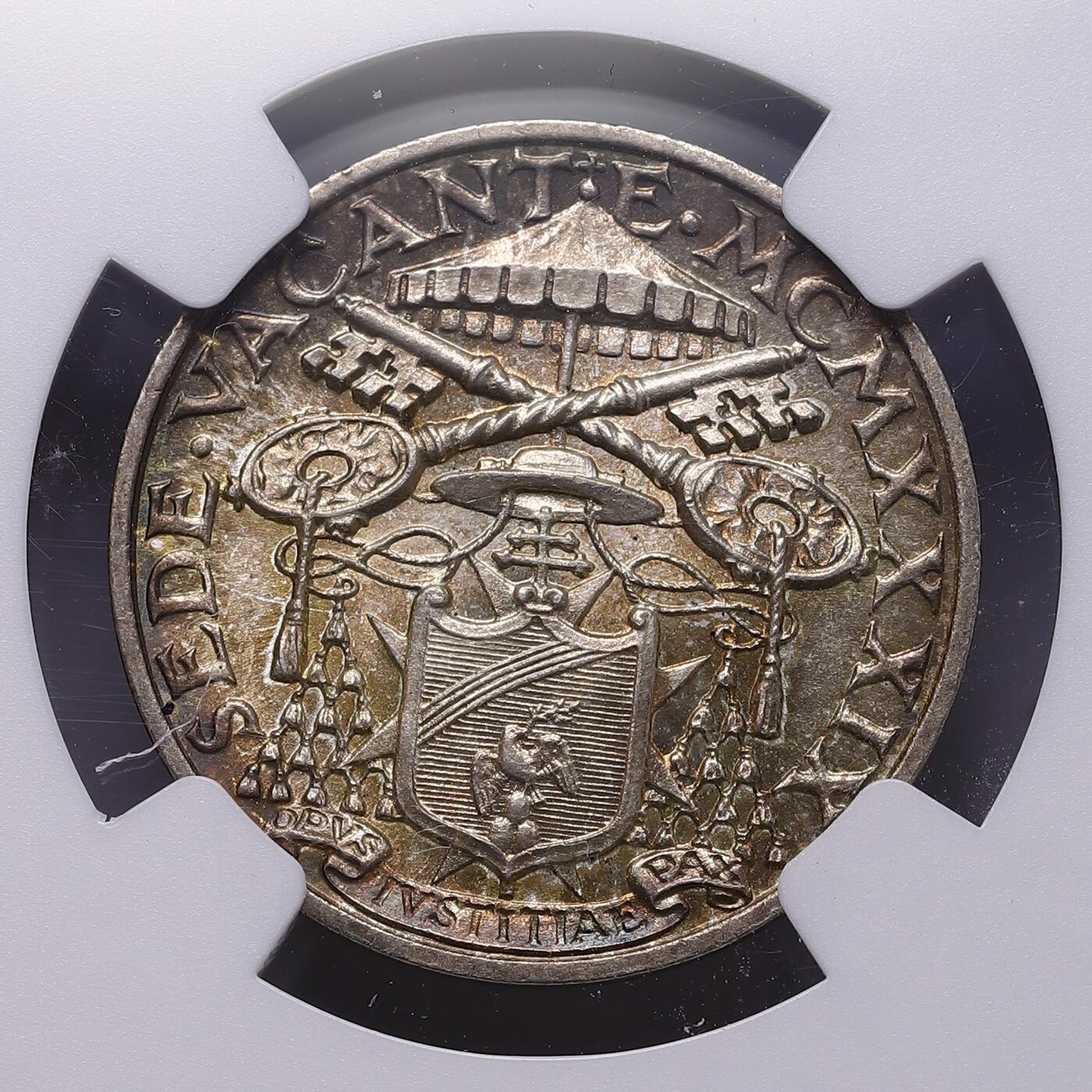 观钱 近现代机制币拍卖No.009（全场顺丰包邮，不区分偏远地区）  1939 年梵蒂冈 “教皇缺位期”（Sede Vacante）5 里拉银币 NGC MS65 主教牧徽精致，带金色包浆，1939 年 2 月教皇庇护十一世去世后，梵蒂冈进入 “教皇缺位期”，至 3 月庇护十二世当选前发行的特殊流通纪念币，仅铸造了约 4 万枚。