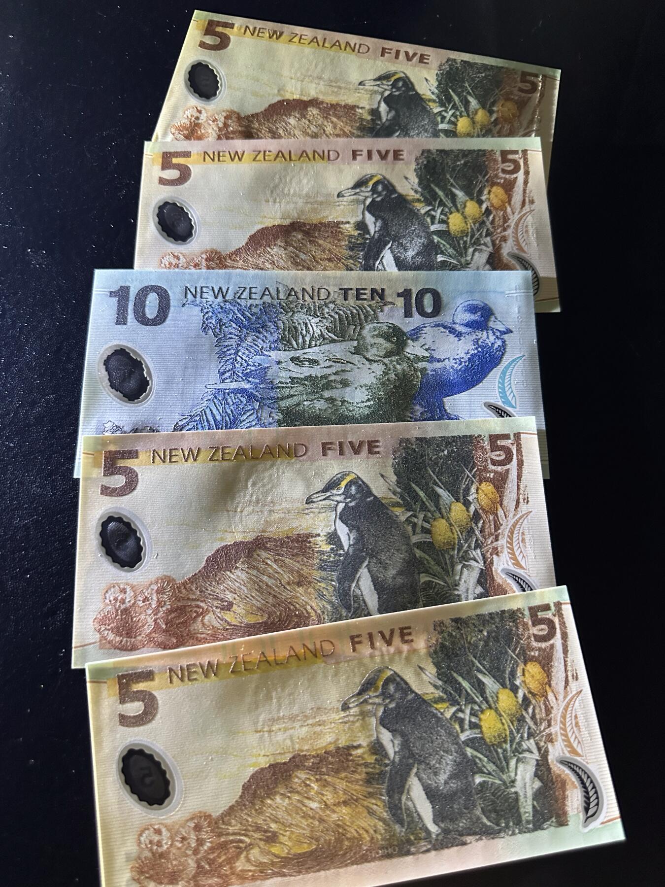 《外钞收藏家》第六百二十八期（精品百拍场）（长期征集拍品、欢迎藏友们联系合作） 新西兰5和10元塑料钞  五张一起 全新UNC