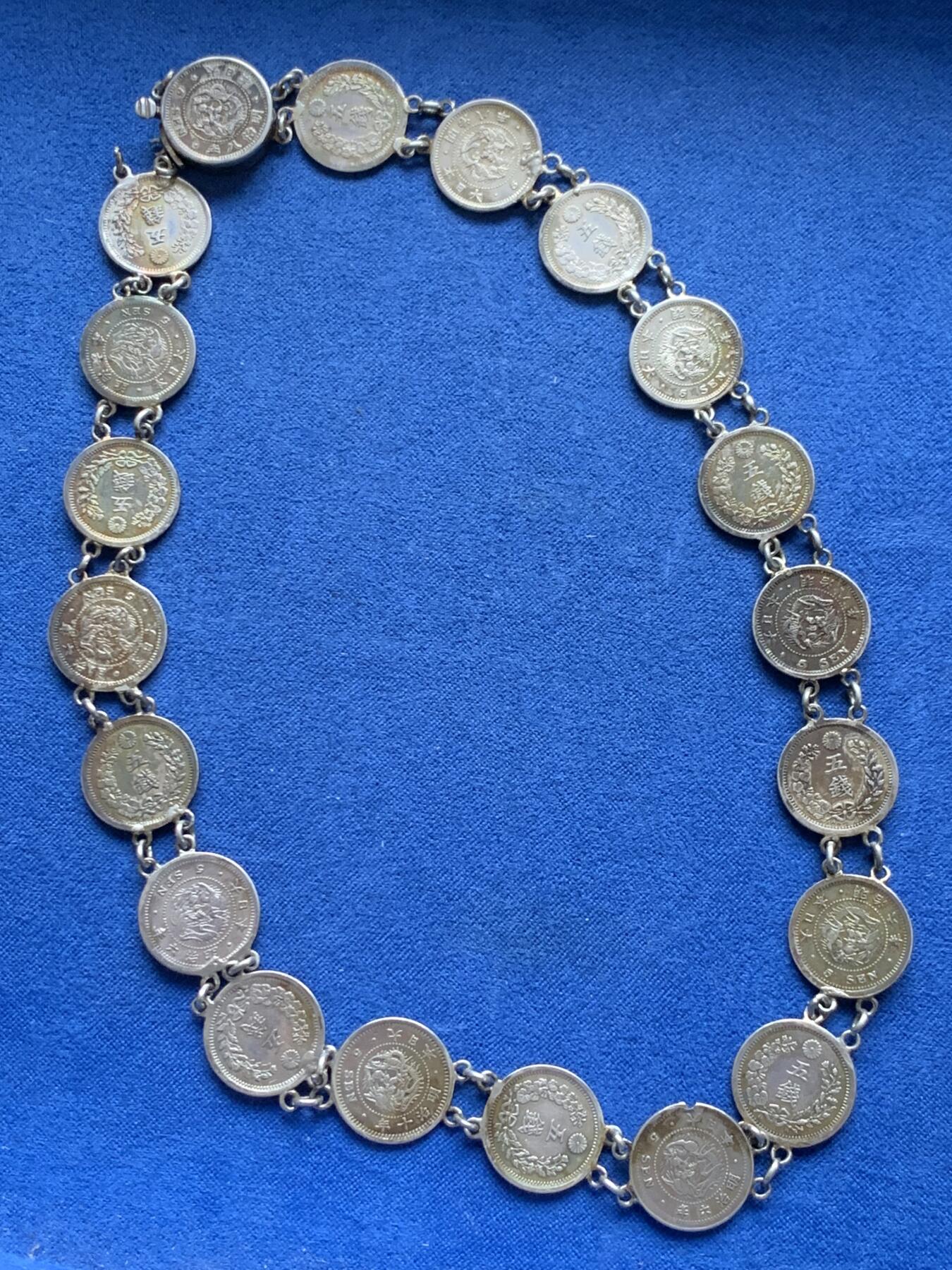 《竞宝斋》第481场 周日，周一 2场连拍 （全场包邮）20级店铺 欢迎送拍 日本明治五钱银币银链（项链）共20枚明治五钱，六年，八年，九年，十年，细节极佳，包浆五彩，极少见。接头别针正常可用，中间有断可修。32.8克。