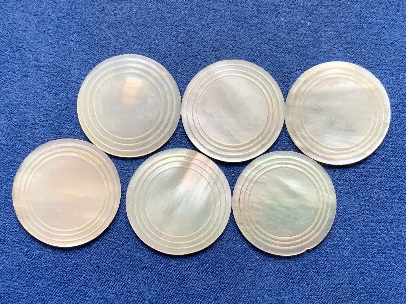 《竞宝斋》第481场 周日，周一 2场连拍 （全场包邮）20级店铺 欢迎送拍 六枚一组 清代螺钿筹码圆片，清代出口至欧美贵族的贝母制品，东方韵味，珠圆玉润，约27.5mm，总重10.6克。