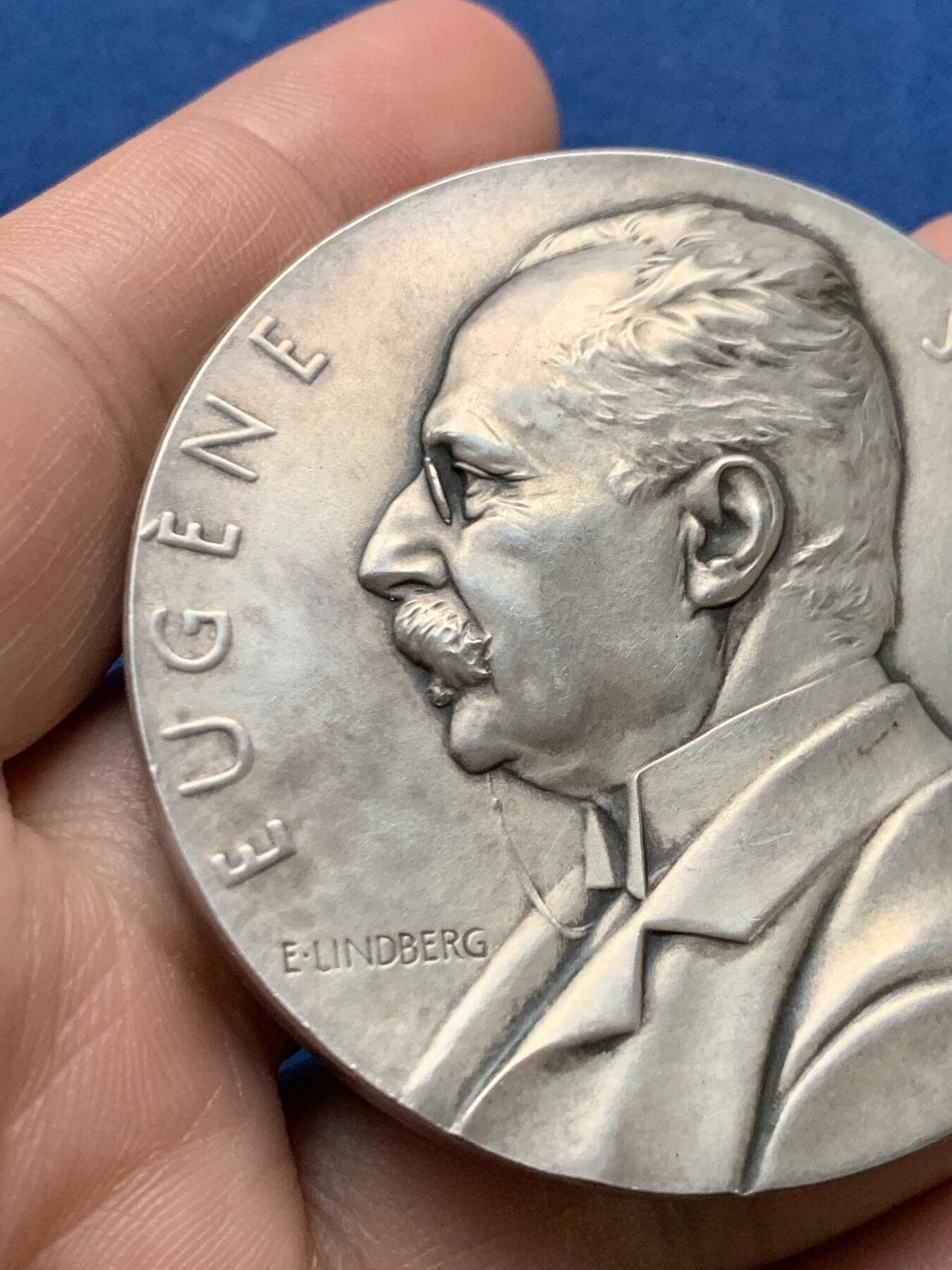 《竞宝斋》第481场 周日，周一 2场连拍 （全场包邮）20级店铺 欢迎送拍 1908年瑞典火灾保险公司董事桑姆森就职20周年大银章，经典霸气火凤凰图案，瑞典银章中名誉品。桑姆森大师林德伯格Lindberge1908年作品，直径56mm，重量100.1克，设计精美，分量够足，越来越少见的精品银章。