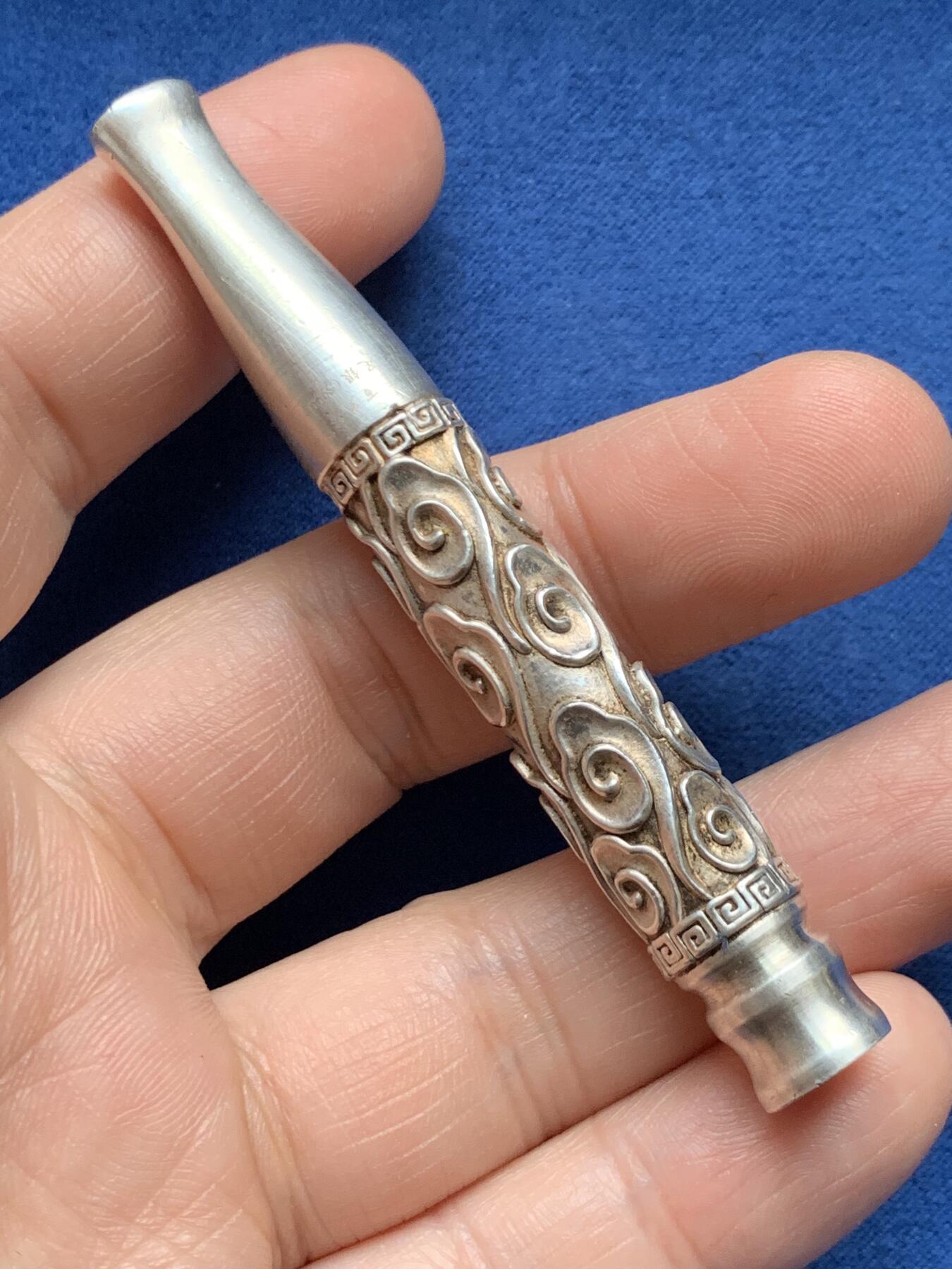 《竞宝斋》第481场 周日，周一 2场连拍 （全场包邮）20级店铺 欢迎送拍 纯银百岁坊如意纹烟嘴，长约：79.6mm，重约：24.2克；云南百岁坊制作，银标“足银”S999。使用品。