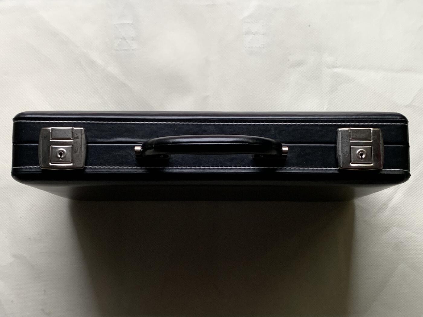 《竞宝斋》第481场 周日，周一 2场连拍 （全场包邮）20级店铺 欢迎送拍 意大利顶级钱币收纳品牌Abafil外交官系列—黑色空盒，可收纳4个标准托盘（340*225mm），皮质较软。尺寸约388*270（带提手总高）*72mm，细节见图。