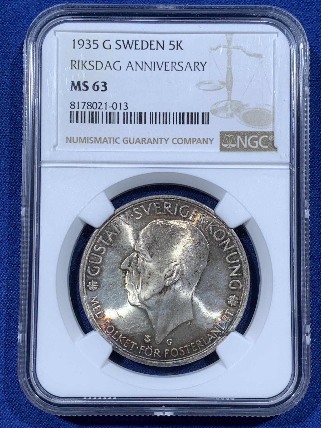 《竞宝斋》第481场 周日，周一 2场连拍 （全场包邮）20级店铺 欢迎送拍 NGC MS63 五彩转光 1935G瑞典纪念国会成立500周年5克朗银币，仅发行一年留存量极少，五彩转光底色，人物文字清晰收藏一步到位，瑞典最后的高银版银币 25g 900银