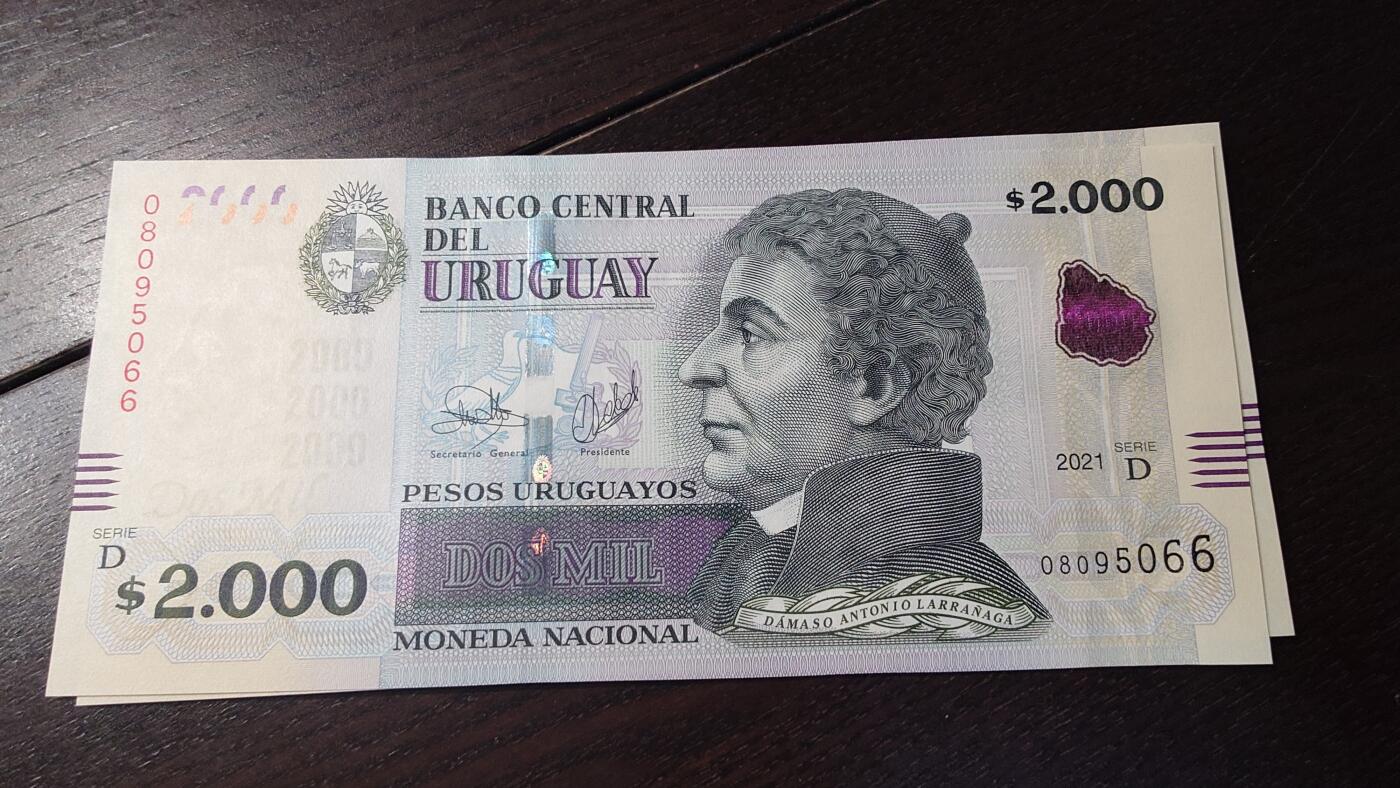 世界钱币～微拍第245期暨2026年第26期  新货卖剩品种部分上架提供选购【有看中的就一开始就出价，别为了晚付几天押金拖到最后，这里没出价的只要群里卖掉了就会撤】 2021年乌拉圭2000比索 全新绝品无47尾号5066