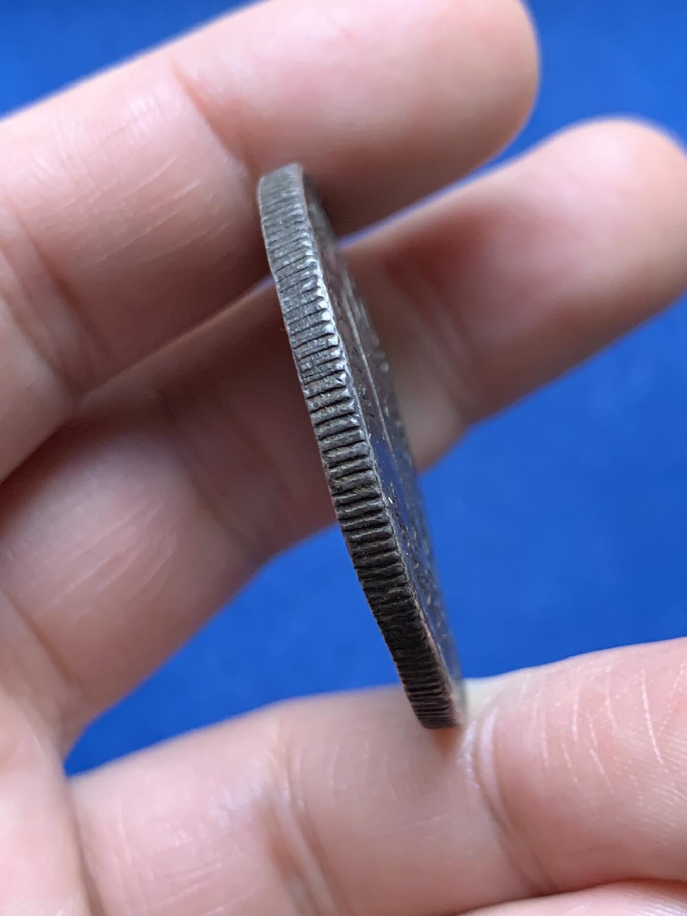 《竞宝斋》第481场 周日，周一 2场连拍 （全场包邮）20级店铺 欢迎送拍 1872年墨西哥天平鹰洋1比索大银币，原味戳记，底板已被戳成弧形，但味道不错。