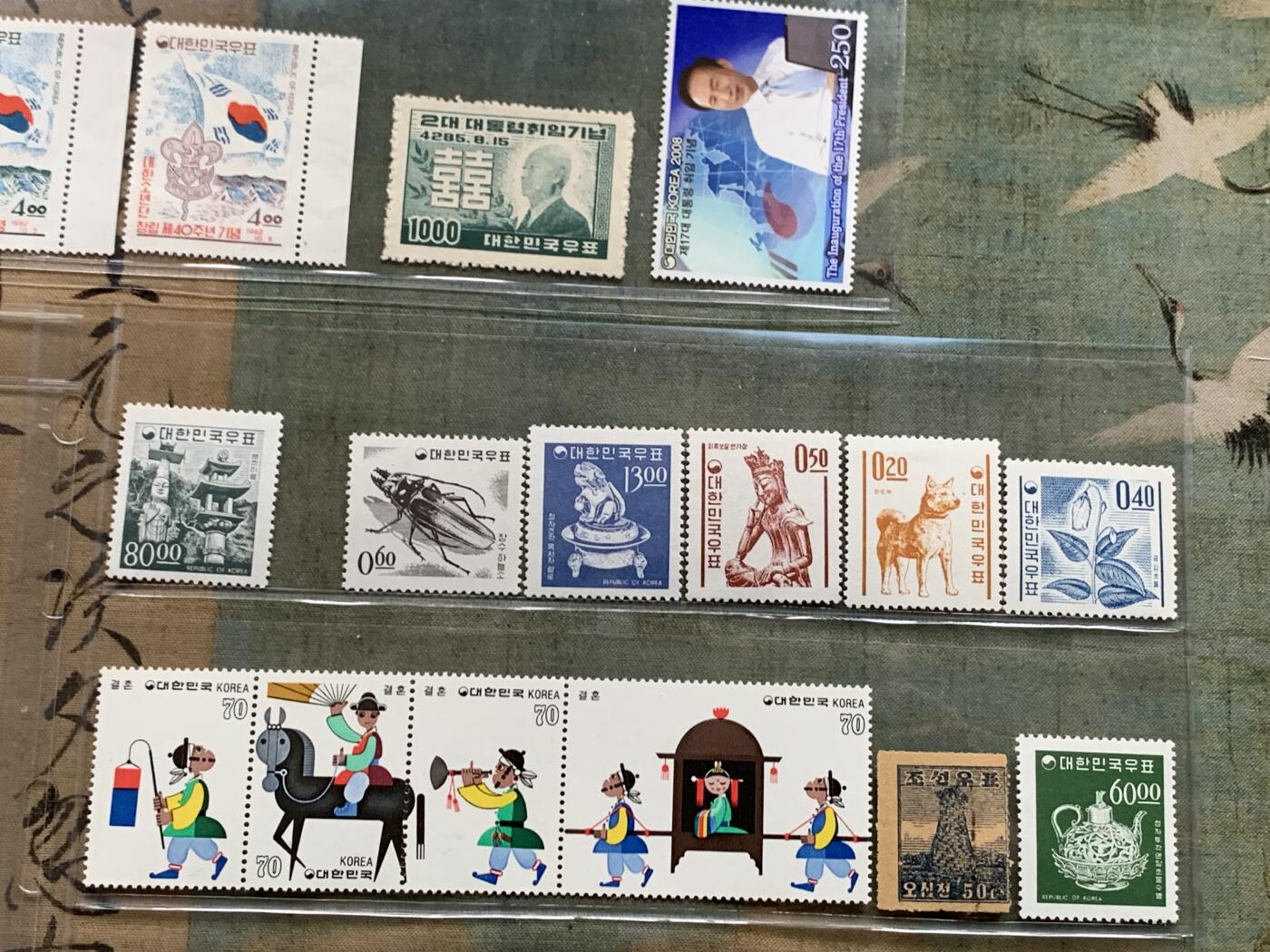 《竞宝斋》第481场 周日，周一 2场连拍 （全场包邮）20级店铺 欢迎送拍 韩国50-70年代邮票型张共28枚，含李承晚就职和1971年鼠年小全张新无贴一套等名票，鼠年小型张新票无背贴一套就不便宜了，还有不少早期稀见老票