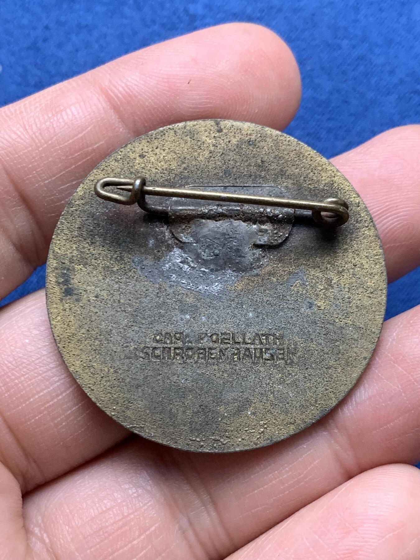 《竞宝斋》第481场 周日，周一 2场连拍 （全场包邮）20级店铺 欢迎送拍 德国带1936年帝国标勋章 具体版本年代不详 自行分辨后再购买 带别针 当心扎手 17.1克 39.1mm