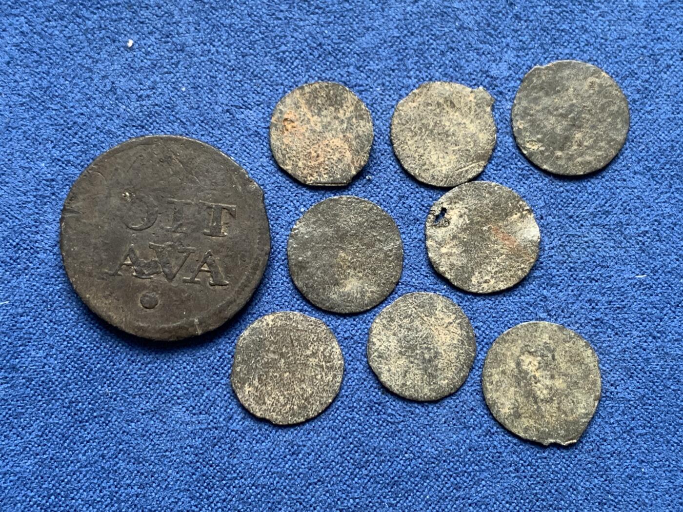 《竞宝斋》第481场 周日，周一 2场连拍 （全场包邮）20级店铺 欢迎送拍 九枚一组 爪哇岛锡币，16世纪爪哇苏丹国时期1皮蒂斯锡币8枚，难得铭文清晰原状态。1814年拿破仑战争时期英属东公司占领爪哇岛打制的1 Duit锡币1枚。正面：东公司标记VEIC缩写标记。有偏弱打但整体相对来说保存不错