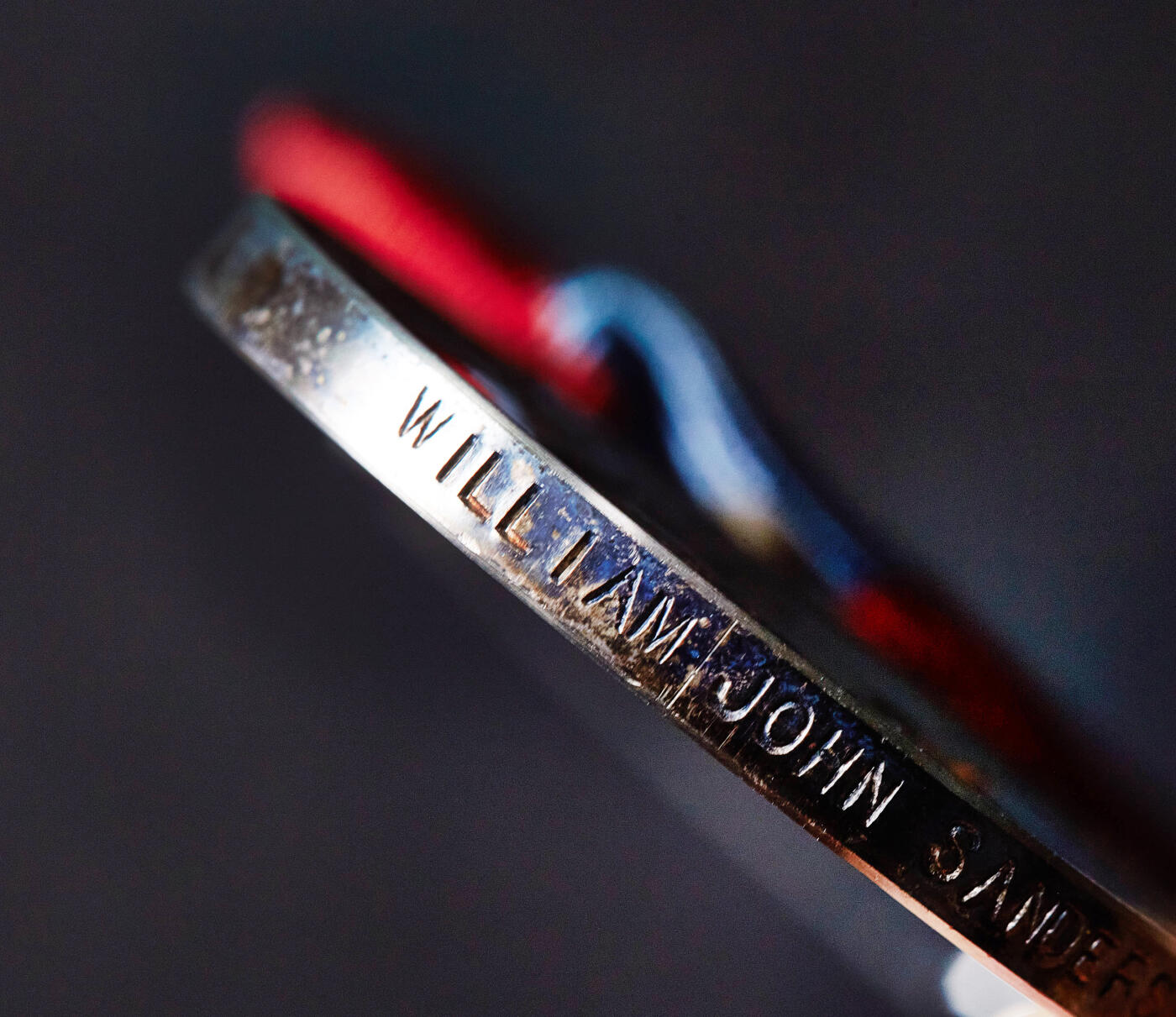 【俄甄集藏】满园春色-2026年(051)04-22星期三 晚 19:30 全场包邮 英国帝国忠诚服务奖章，925银质，原盒，授予威廉姆斯·约翰·桑德斯，直径：33mm，含绶带重量：31.1克，授予为国家服务25年以上的退休公务员