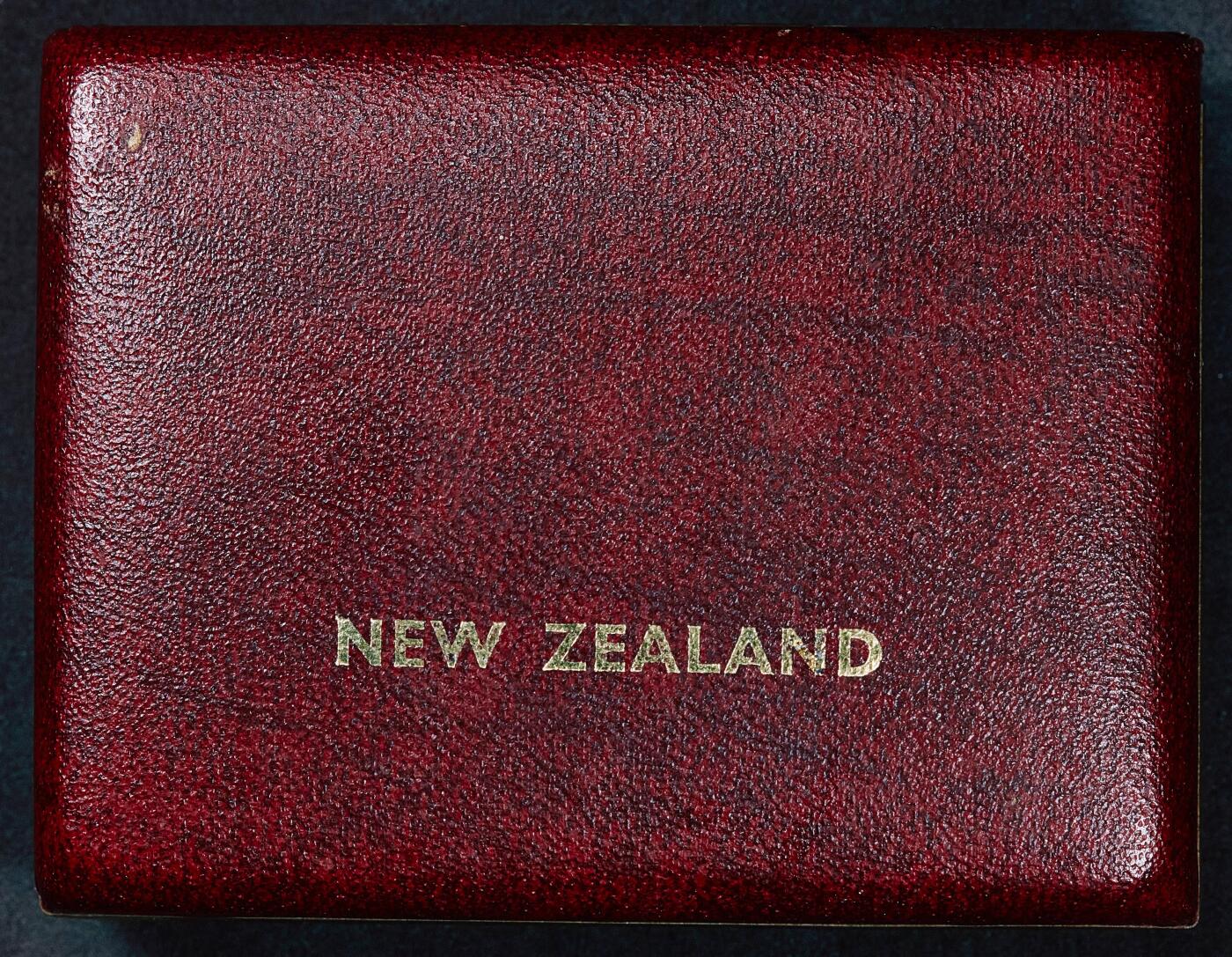 【俄甄集藏】满园春色-2026年(051)04-22星期三 晚 19:30 全场包邮