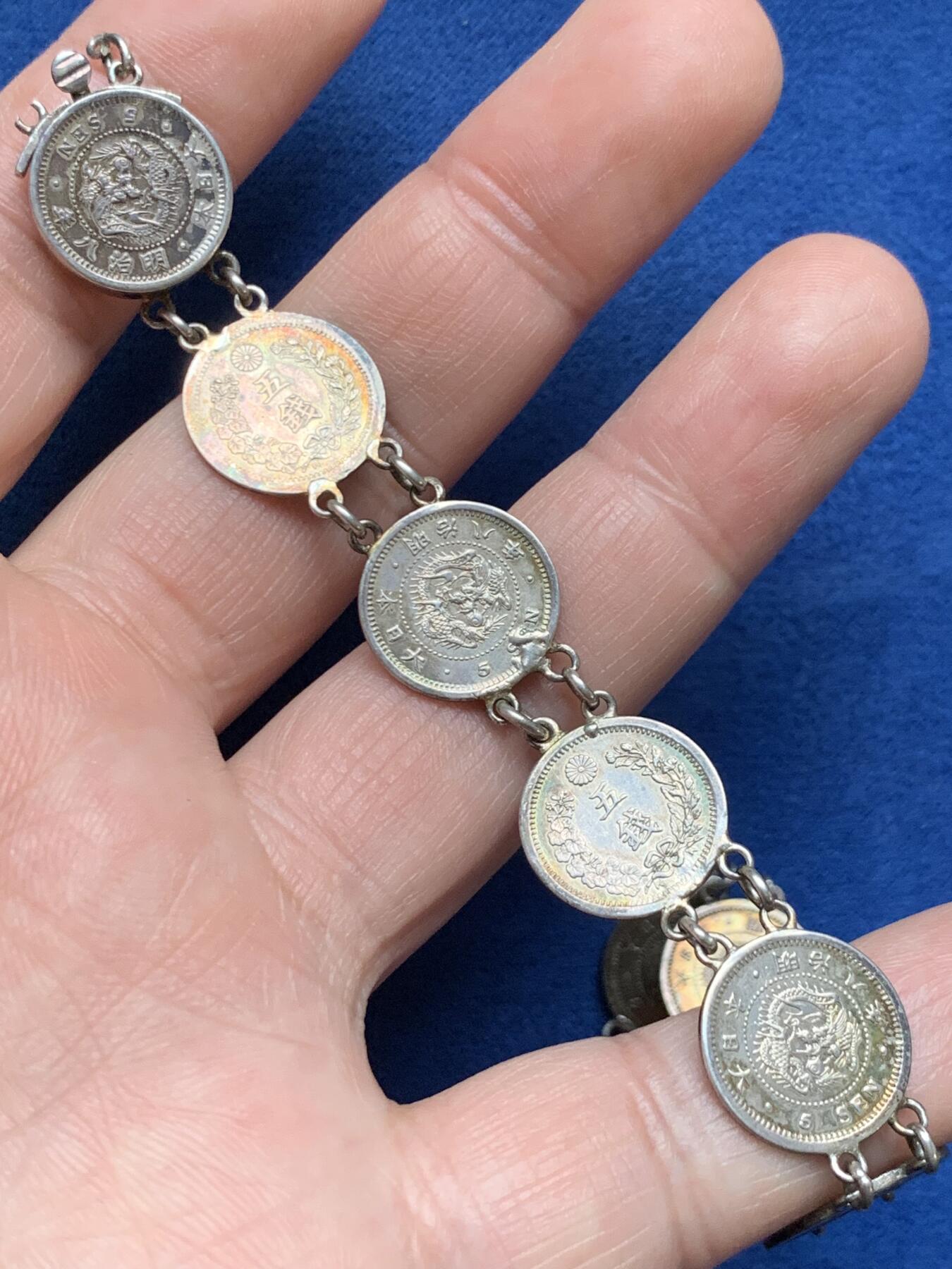 《竞宝斋》第481场 周日，周一 2场连拍 （全场包邮）20级店铺 欢迎送拍 日本明治五钱银币银链（项链）共20枚明治五钱，六年，八年，九年，十年，细节极佳，包浆五彩，极少见。接头别针正常可用，中间有断可修。32.8克。