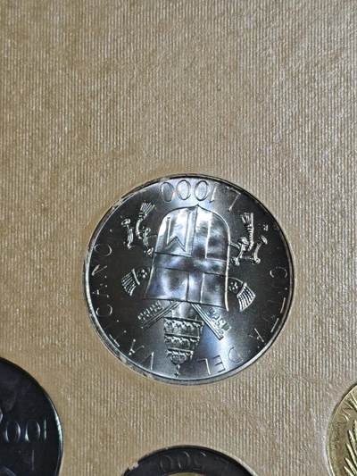刘世昌艺术品销售中心～虎踞龙蟠*金杨在线联拍群第521期 梵蒂冈1986年硬币册（含7枚套币 ：10-1000里拉 ，硬币1000里拉是银币），品相如图。