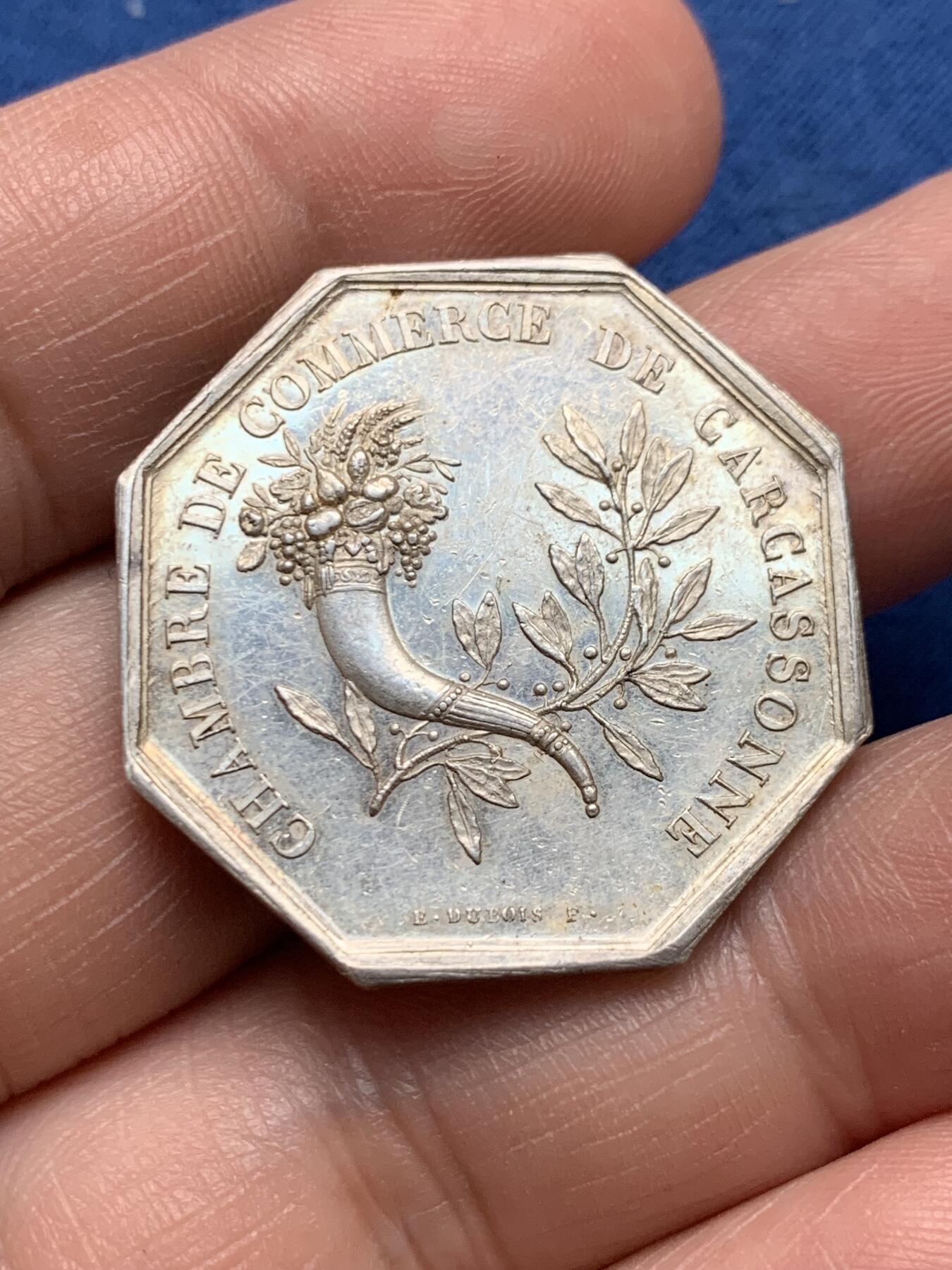 《竞宝斋》第481场 周日，周一 2场连拍 （全场包邮）20级店铺 欢迎送拍 法国卡尔卡松商会八角银质代币，正面墨丘利背丰饶角月桂都象征商业，丰饶角ARGENT，重约14.1克，30.8mm