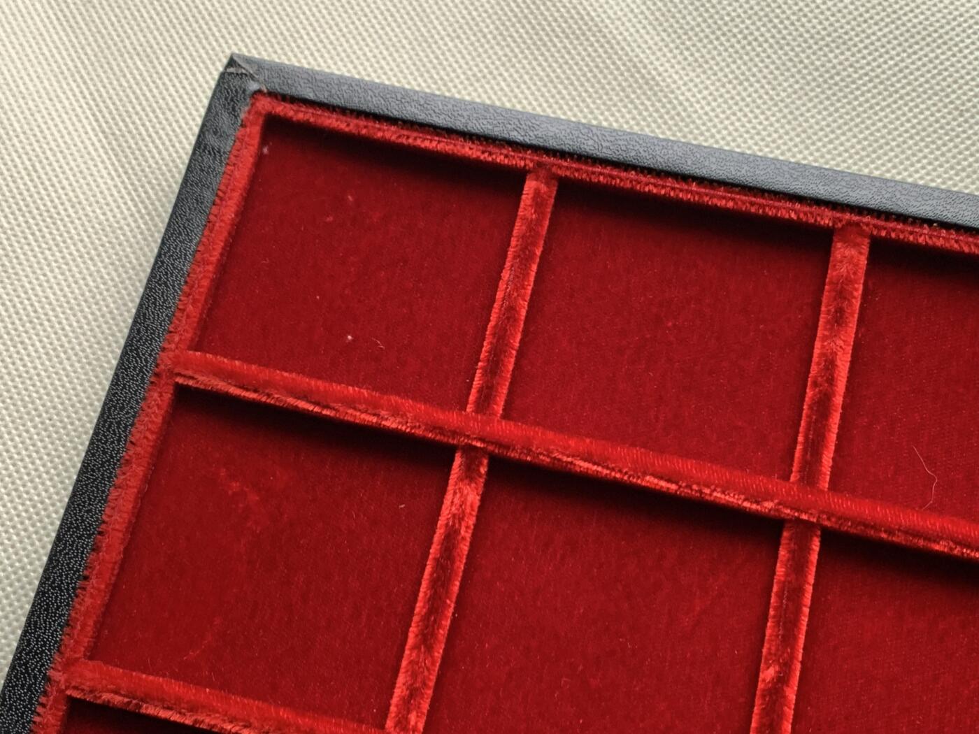 《竞宝斋》第481场 周日，周一 2场连拍 （全场包邮）20级店铺 欢迎送拍 意大利顶级收纳盒品牌Abafil——24格 红绒包黑皮收纳托盘，每小格内径约48.3*50mm，可与其他收纳盒配合使用，尺寸约337*222*15mm