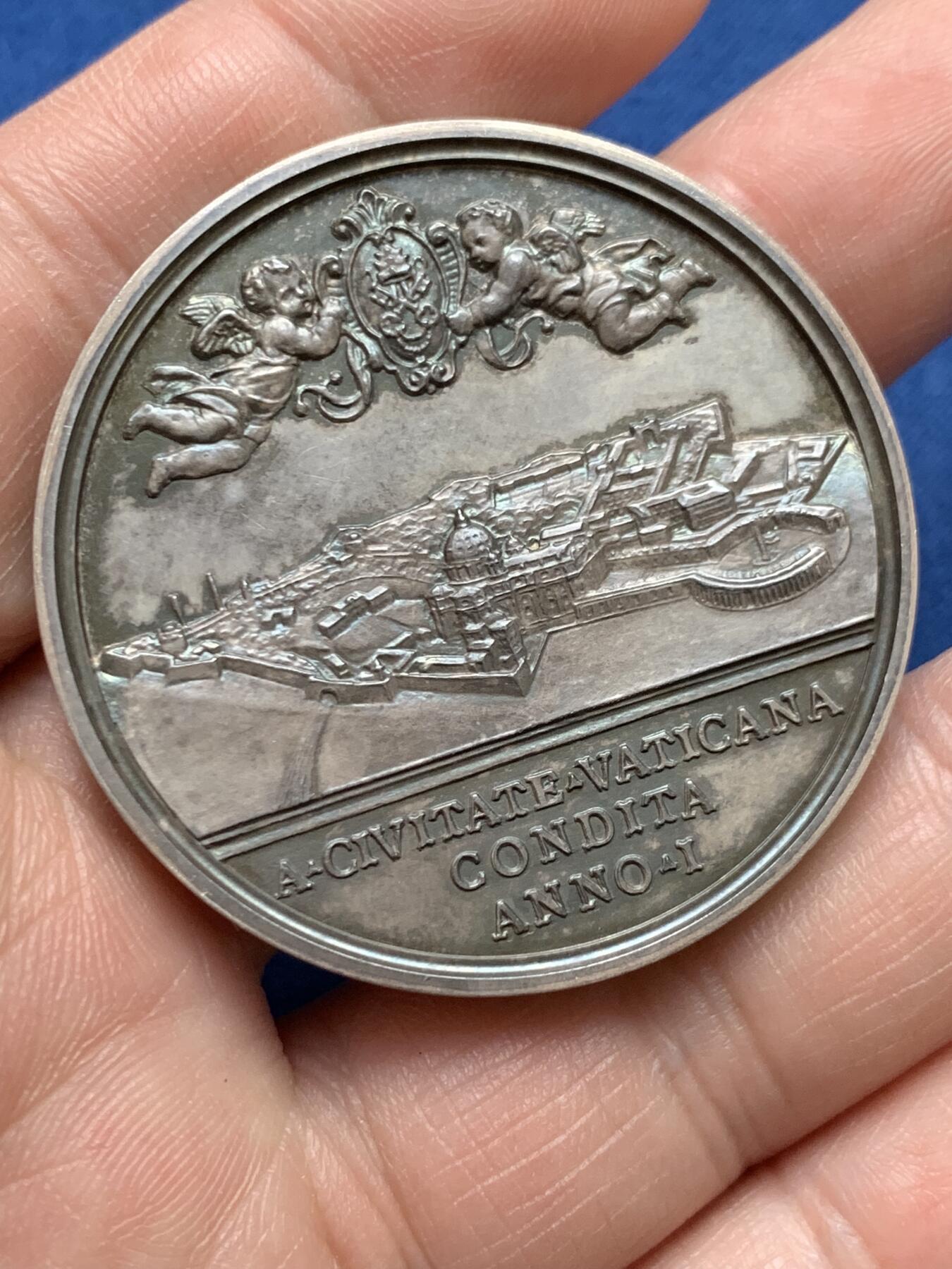 《竞宝斋》第481场 周日，周一 2场连拍 （全场包邮）20级店铺 欢迎送拍 1930年梵蒂冈庇护十一世城市景观银章，43.8mm，39.15g，双面高浮雕深峻，五彩包浆也漂亮，可惜有道划。