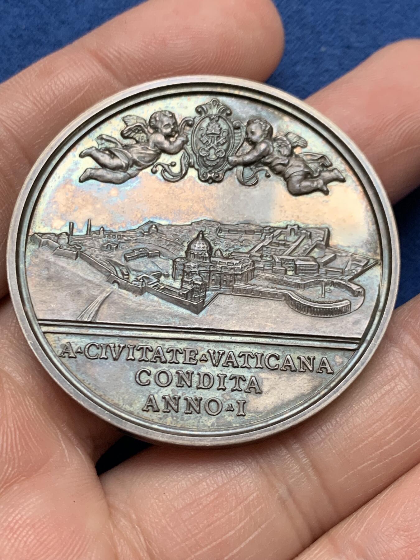 《竞宝斋》第481场 周日，周一 2场连拍 （全场包邮）20级店铺 欢迎送拍 1930年梵蒂冈庇护十一世城市景观银章，43.8mm，39.15g，双面高浮雕深峻，五彩包浆也漂亮，可惜有道划。