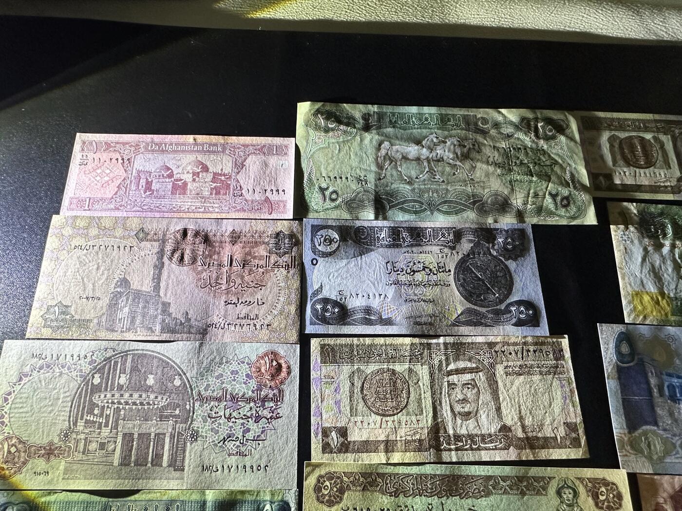 《外钞收藏家》第六百二十八期（精品百拍场）（长期征集拍品、欢迎藏友们联系合作） 埃及、巴林、卡塔尔等15张一起 大部分全新 有几张有折