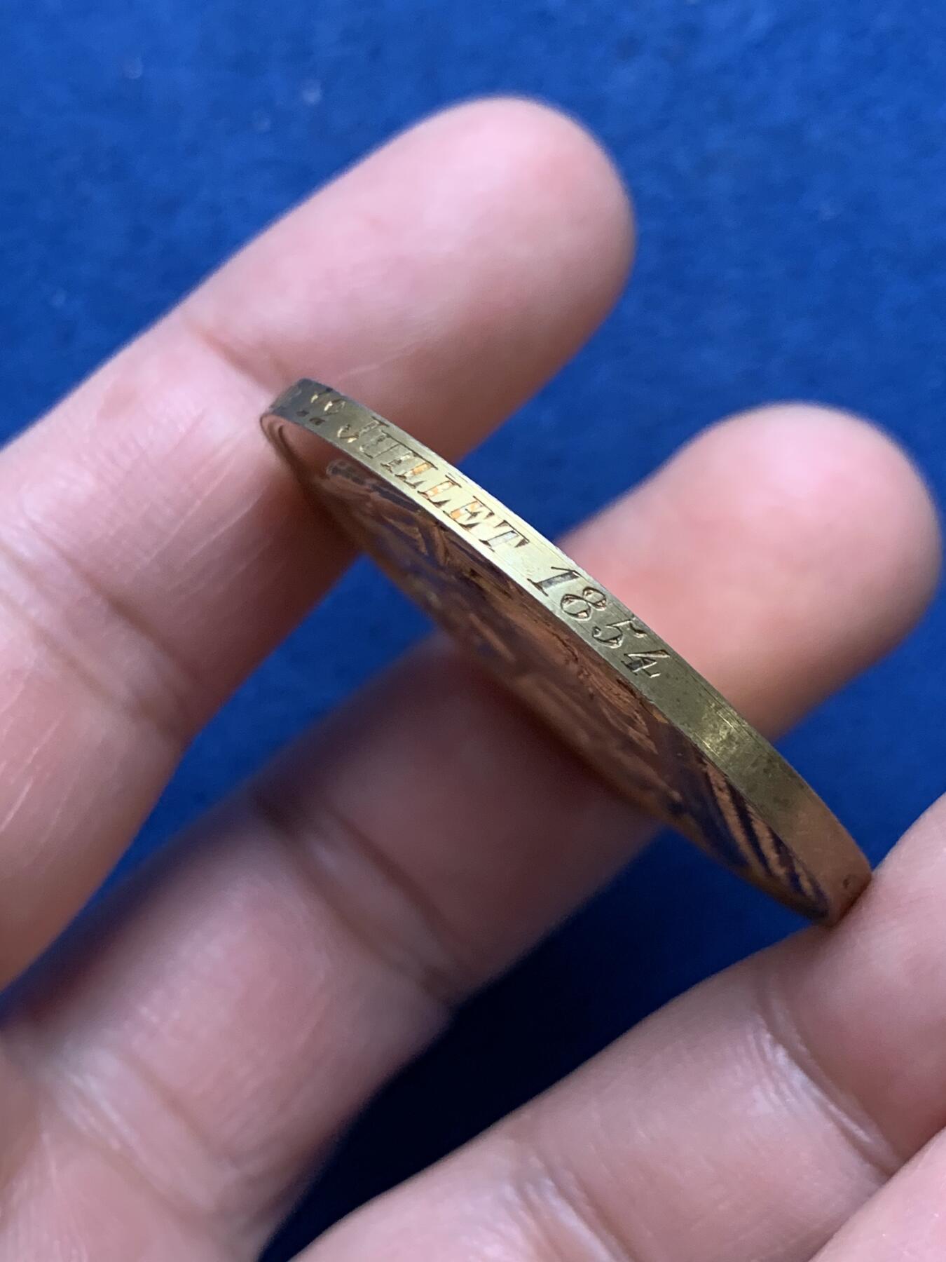 《竞宝斋》第481场 周日，周一 2场连拍 （全场包邮）20级店铺 欢迎送拍 1854年法国主题婚礼纪念镀金银章，刻画精细，保存很好。直径：38.8mm，重：24.88g，手指银标。