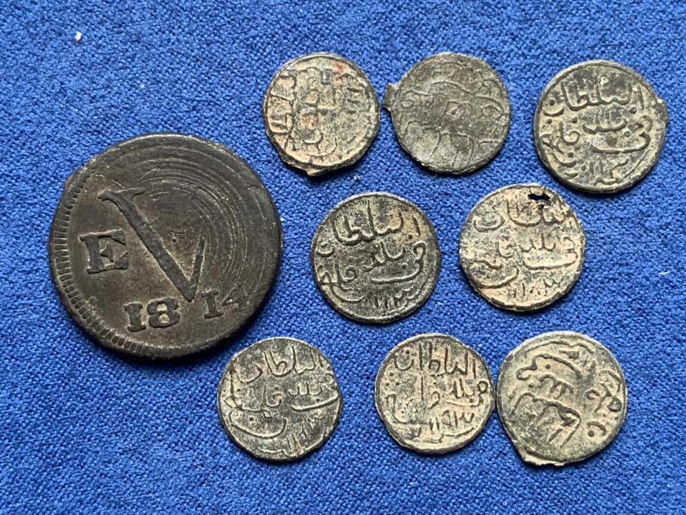 《竞宝斋》第481场 周日，周一 2场连拍 （全场包邮）20级店铺 欢迎送拍 九枚一组 爪哇岛锡币，16世纪爪哇苏丹国时期1皮蒂斯锡币8枚，难得铭文清晰原状态。1814年拿破仑战争时期英属东公司占领爪哇岛打制的1 Duit锡币1枚。正面：东公司标记VEIC缩写标记。有偏弱打但整体相对来说保存不错