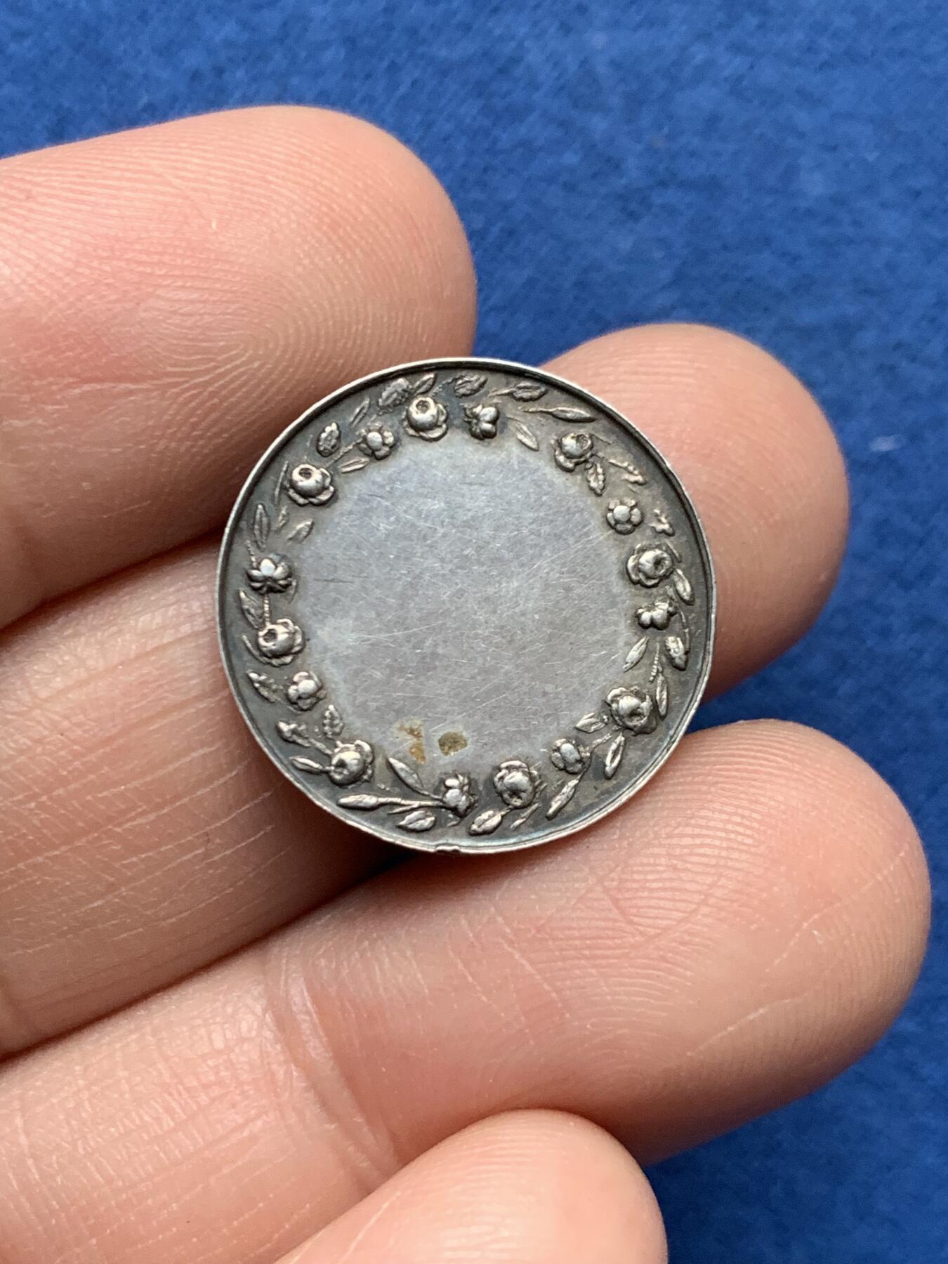 《竞宝斋》第481场 周日，周一 2场连拍 （全场包邮）20级店铺 欢迎送拍 法国结婚纪念小银章 30.2mm 3克 丰饶角银标