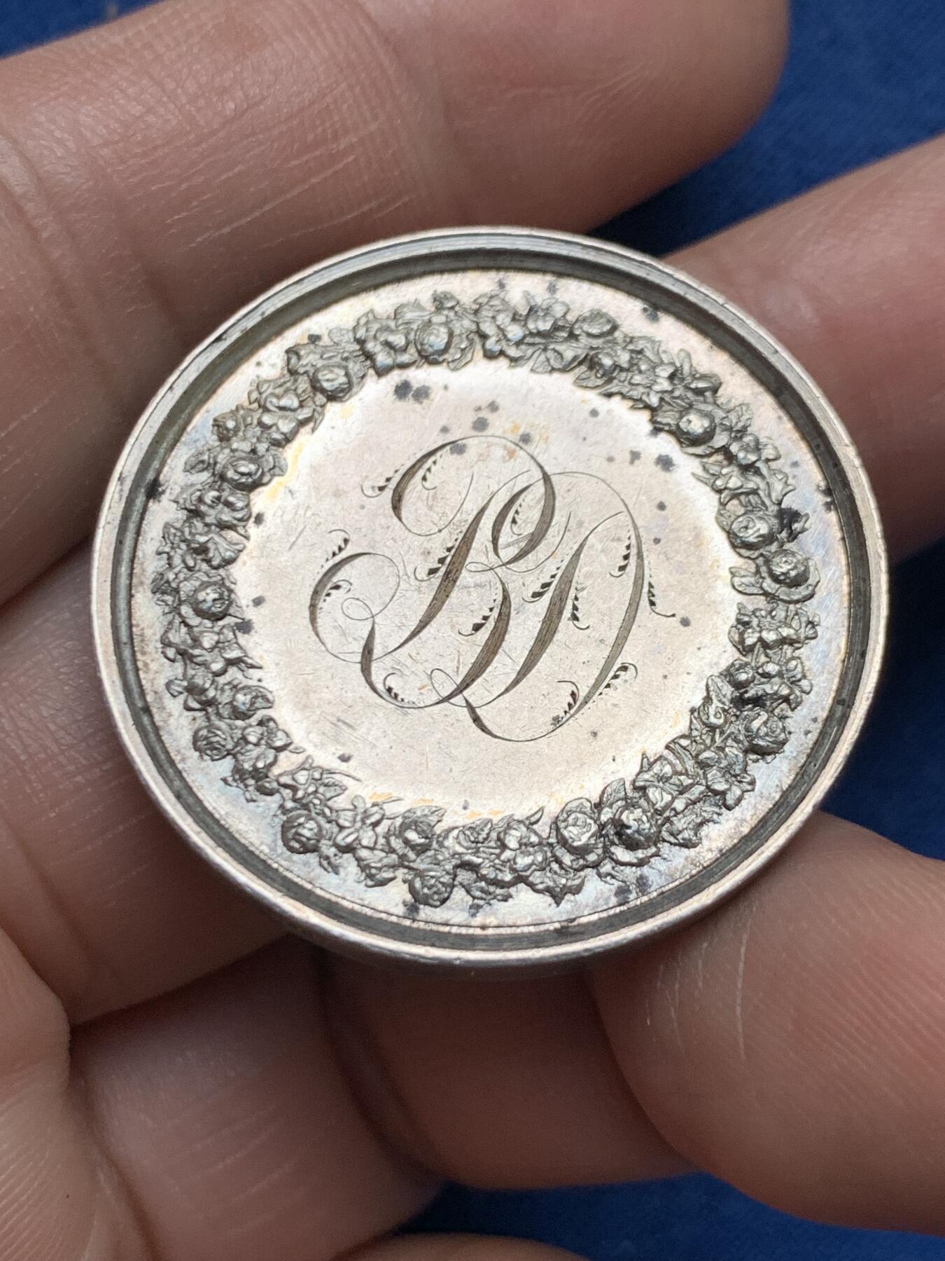 《竞宝斋》第481场 周日，周一 2场连拍 （全场包邮）20级店铺 欢迎送拍 法国1849年结婚纪念银章 33.2mm 16.75克 手指银标