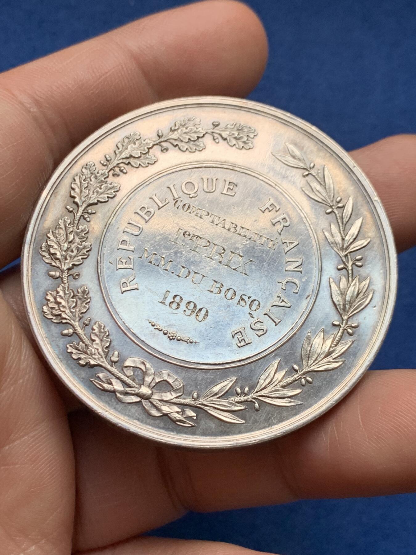 《竞宝斋》第481场 周日，周一 2场连拍 （全场包邮）20级店铺 欢迎送拍 1890年法国高等学院大银章 66.45克 直径50.5MM