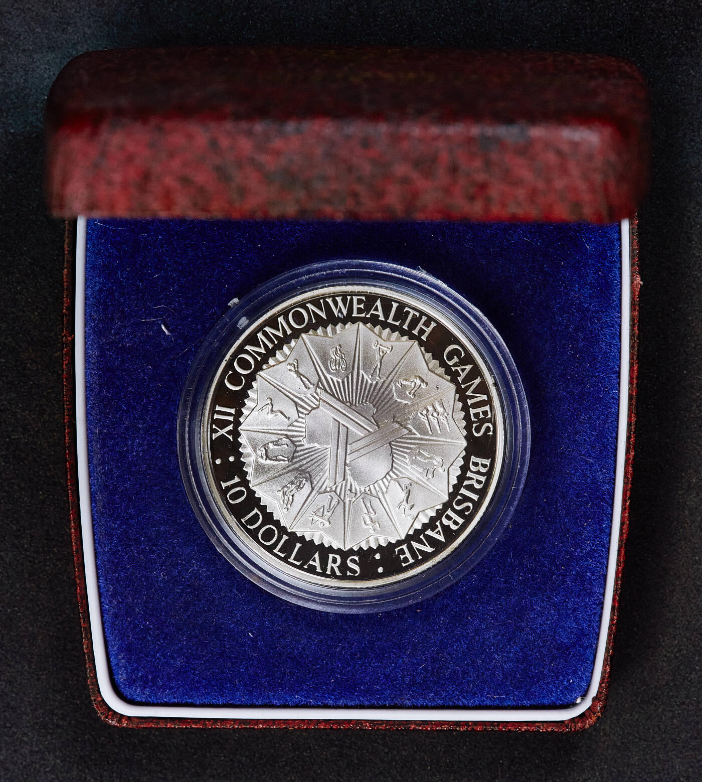 【俄甄集藏】满园春色-2026年(051)04-22星期三 晚 19:30 全场包邮 澳大利亚1982年纪念第12届英联邦运动会召开10元精制银币，原盒证，重20克，925银，发行量85142枚