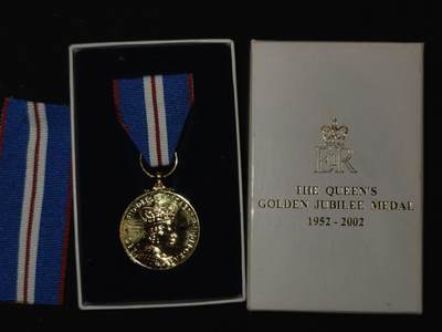 凯旋世界勋赏（第23期）（欢迎送拍）（对拍品有疑问请询问客服，不接受到手刀，出价默认拍品品相。请认真阅读拍卖规则！出价默认已认可！）（收到货请录制开箱视频，无视频概不处理问题。） - 英国 女王 伊丽莎白二世 加冕50周年 金禧奖章 精制章 带原盒