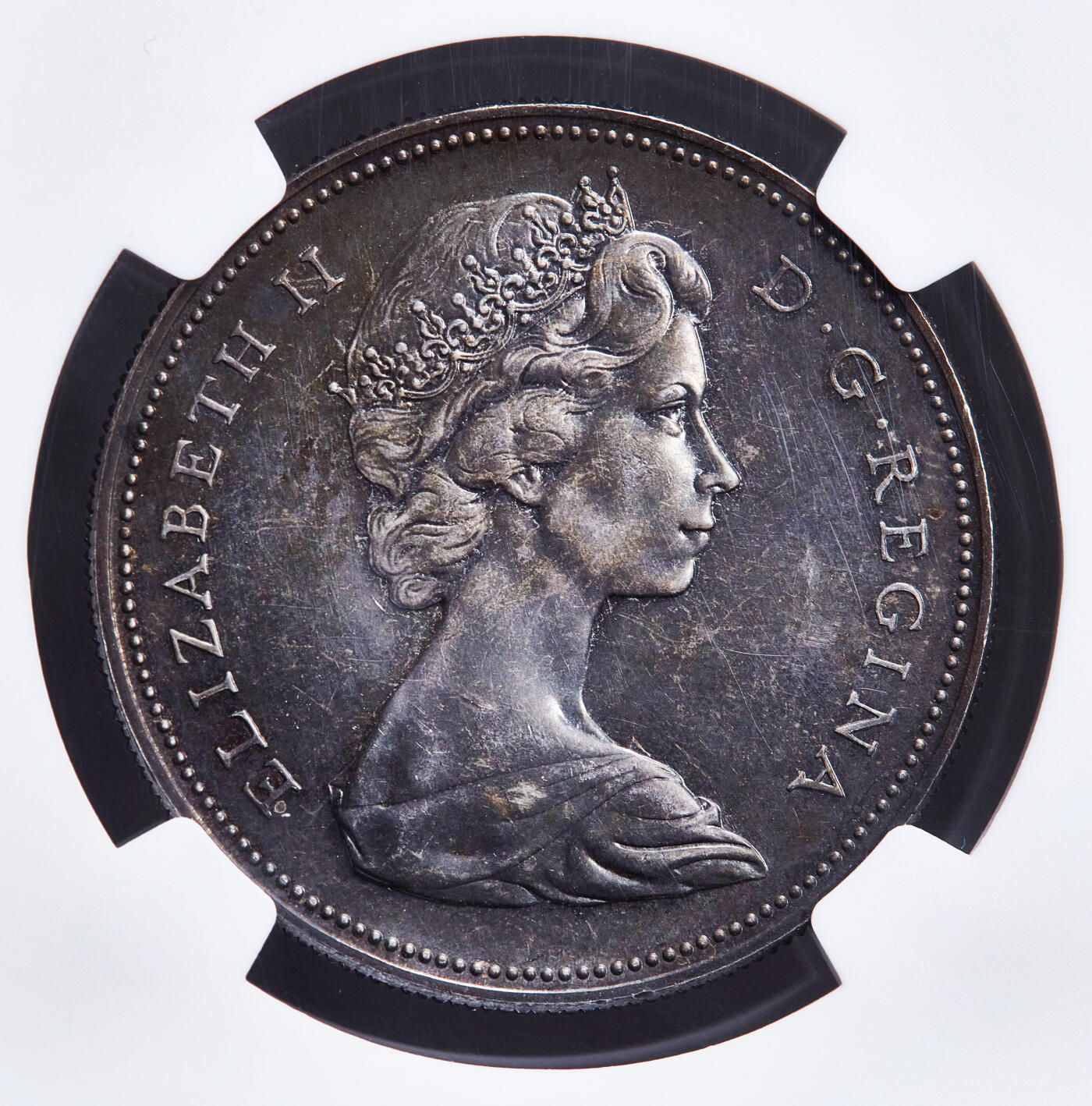 【俄甄集藏】满园春色-2026年(051)04-22星期三 晚 19:30 全场包邮 加拿大1967年纪念加拿大成立100周年加拿大鹅1元银币，NGC MS64，重23.33克，800银，原味酱彩包浆，币完好，划痕为盒子上