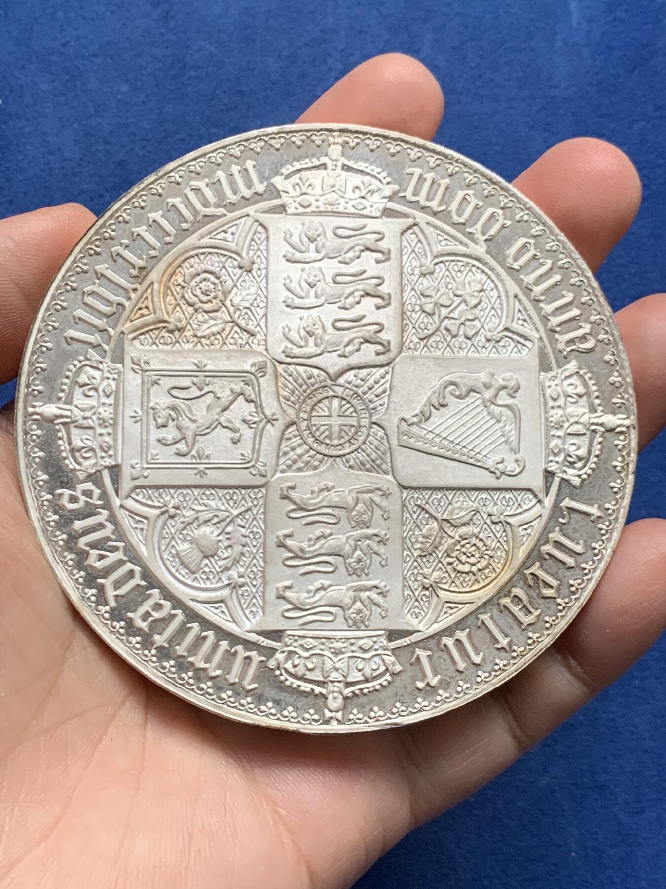 《竞宝斋》第481场 周日，周一 2场连拍 （全场包邮）20级店铺 欢迎送拍 英国哥特克朗型镀银铜质巨型章 378克 86.5mm 带盒