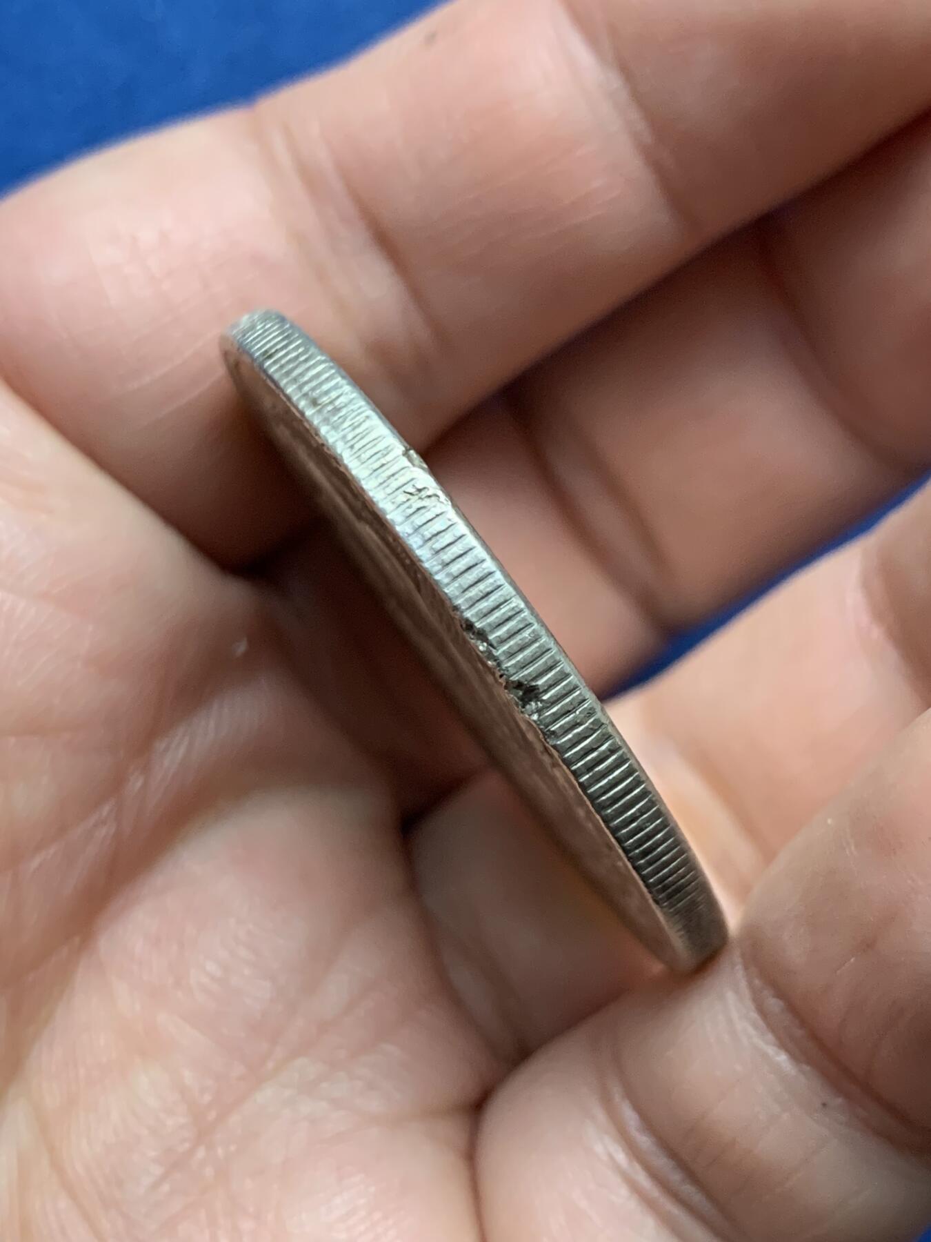 《竞宝斋》第481场 周日，周一 2场连拍 （全场包邮）20级店铺 欢迎送拍 美国1921年摩根1美元银币 边有磕 细节见图