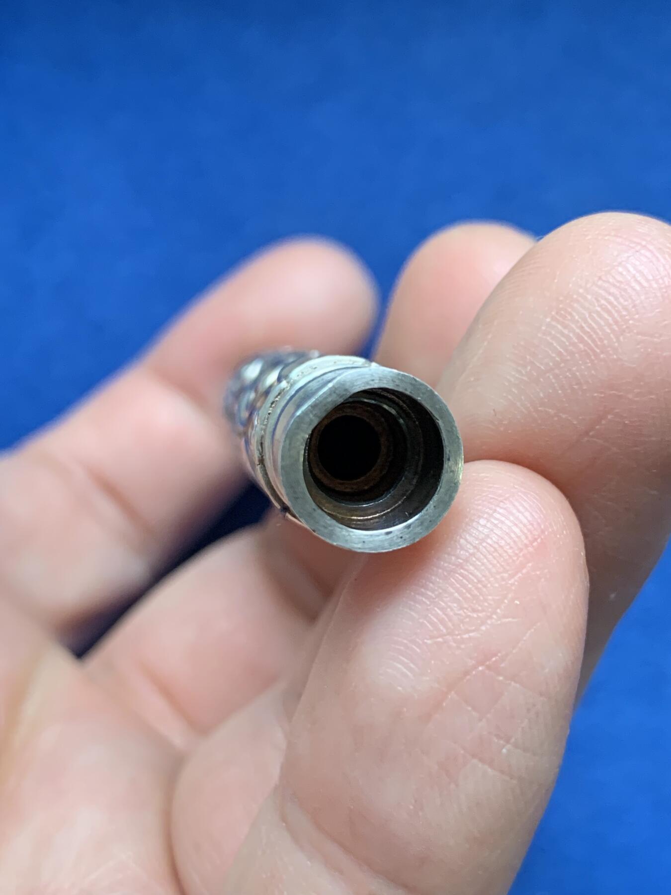 《竞宝斋》第481场 周日，周一 2场连拍 （全场包邮）20级店铺 欢迎送拍 纯银百岁坊如意纹烟嘴，长约：79.6mm，重约：24.2克；云南百岁坊制作，银标“足银”S999。使用品。