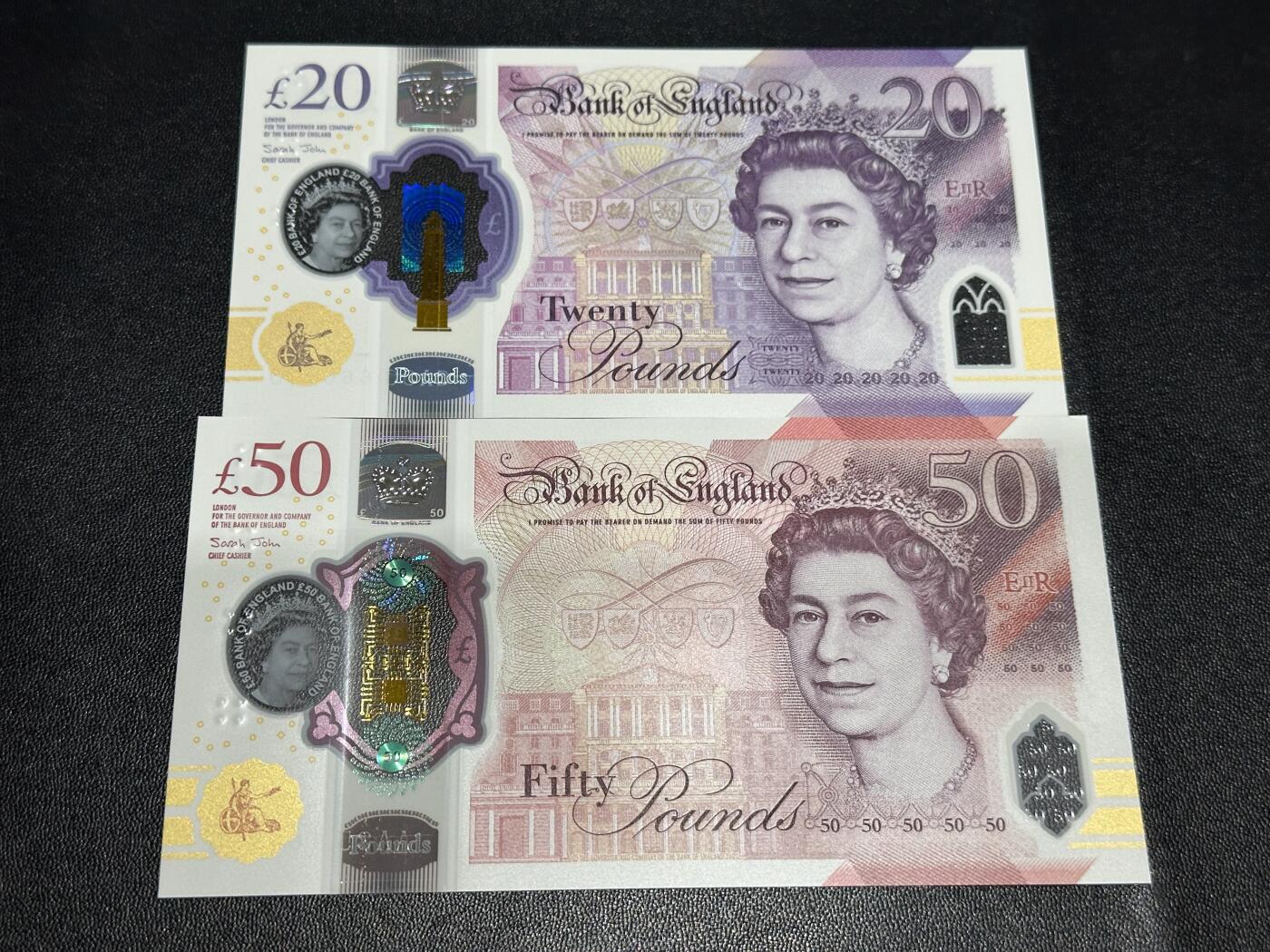 《外钞收藏家》第六百二十八期（精品百拍场）（长期征集拍品、欢迎藏友们联系合作） 英国女王版20和50镑 2张一起 全新UNC