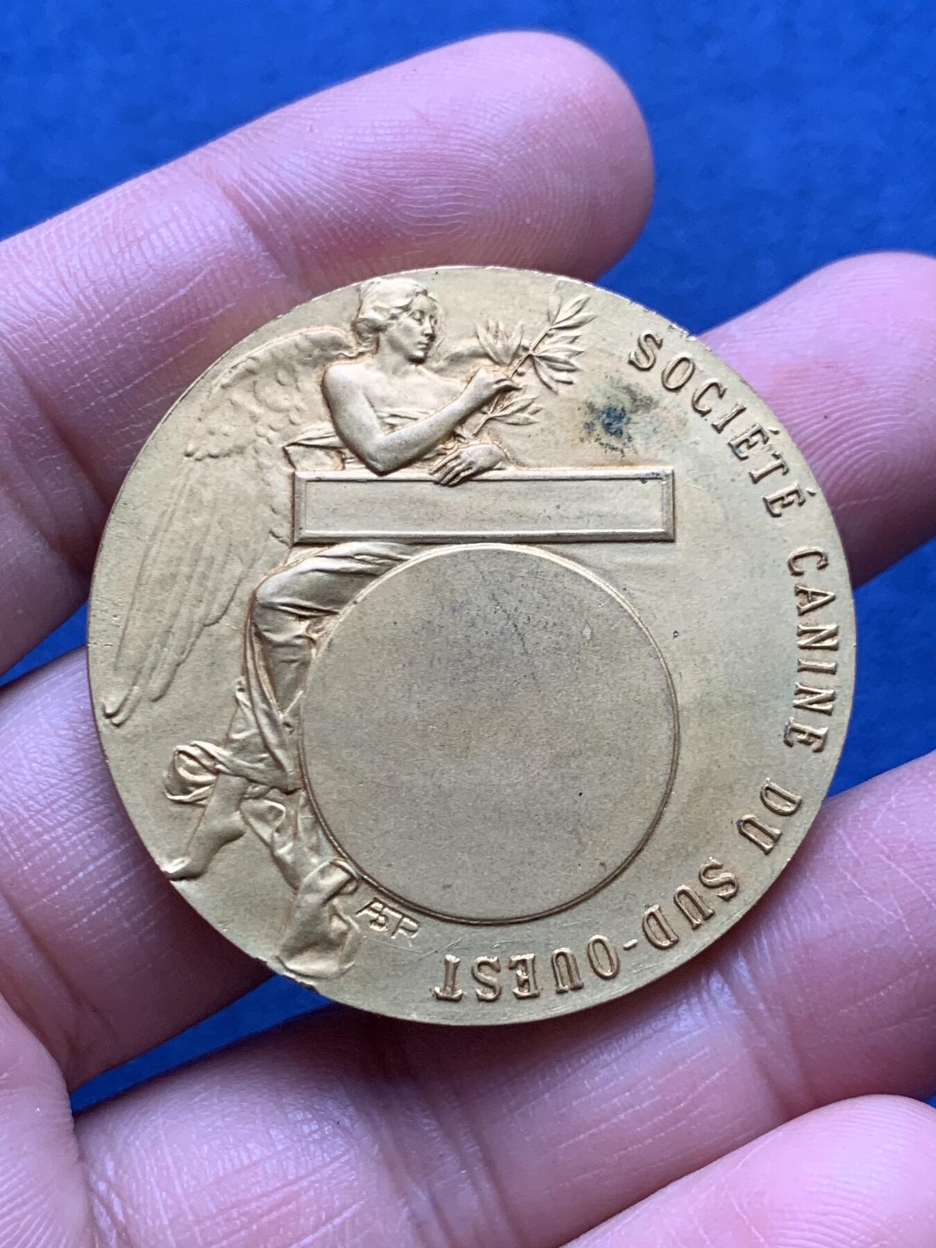 《竞宝斋》第481场 周日，周一 2场连拍 （全场包邮）20级店铺 欢迎送拍 法国西南犬类协会纪念镀金铜章 35.9克 40.6mm 带盒